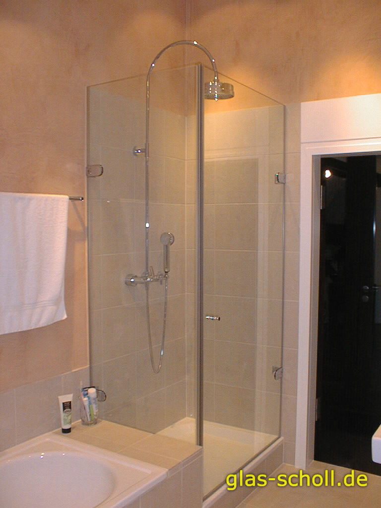 Doppelklapp-Pendeltür neben der Badewanne [2]