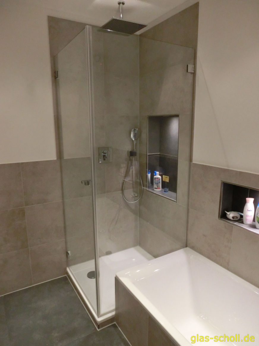 Doppelklapp-Pendeltür Dusche neben der Badewanne [4]