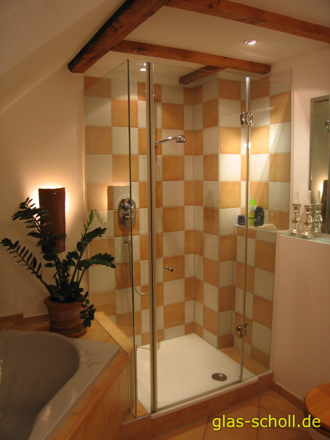 Ganzglas-Eckdusche auf die Badewanne gebaut von Glas Scholl