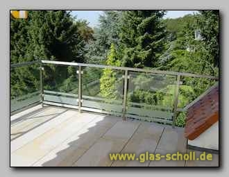 TerassenBalkon Abtrennung mit folierter Absturzsicherung aus Glas