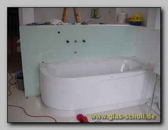 Wandverglasung an einer Badewanne als Spritzschutz (Ref. 07)