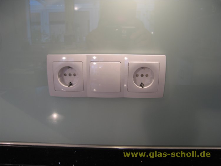 Spritzschutz aus weiß lackiertem Glas (Rollercoat