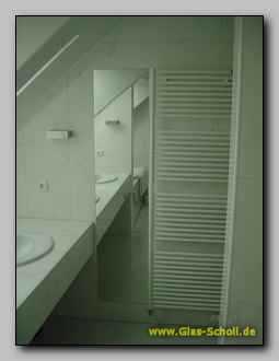 Badezimmerspiegel schräg hinter Waschbecken