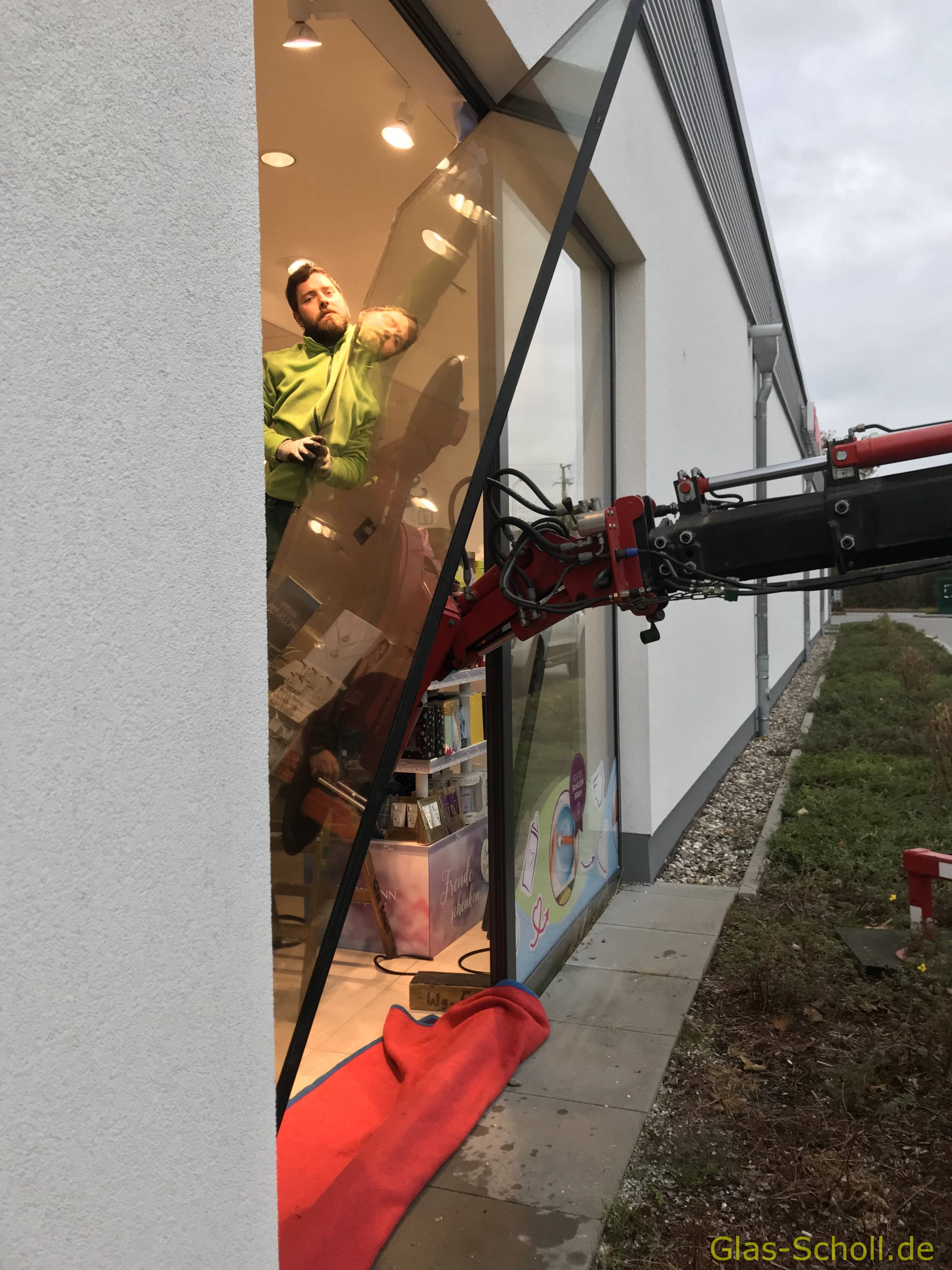 Glasreparatur mit Kraneinsatz durch Glas Scholl