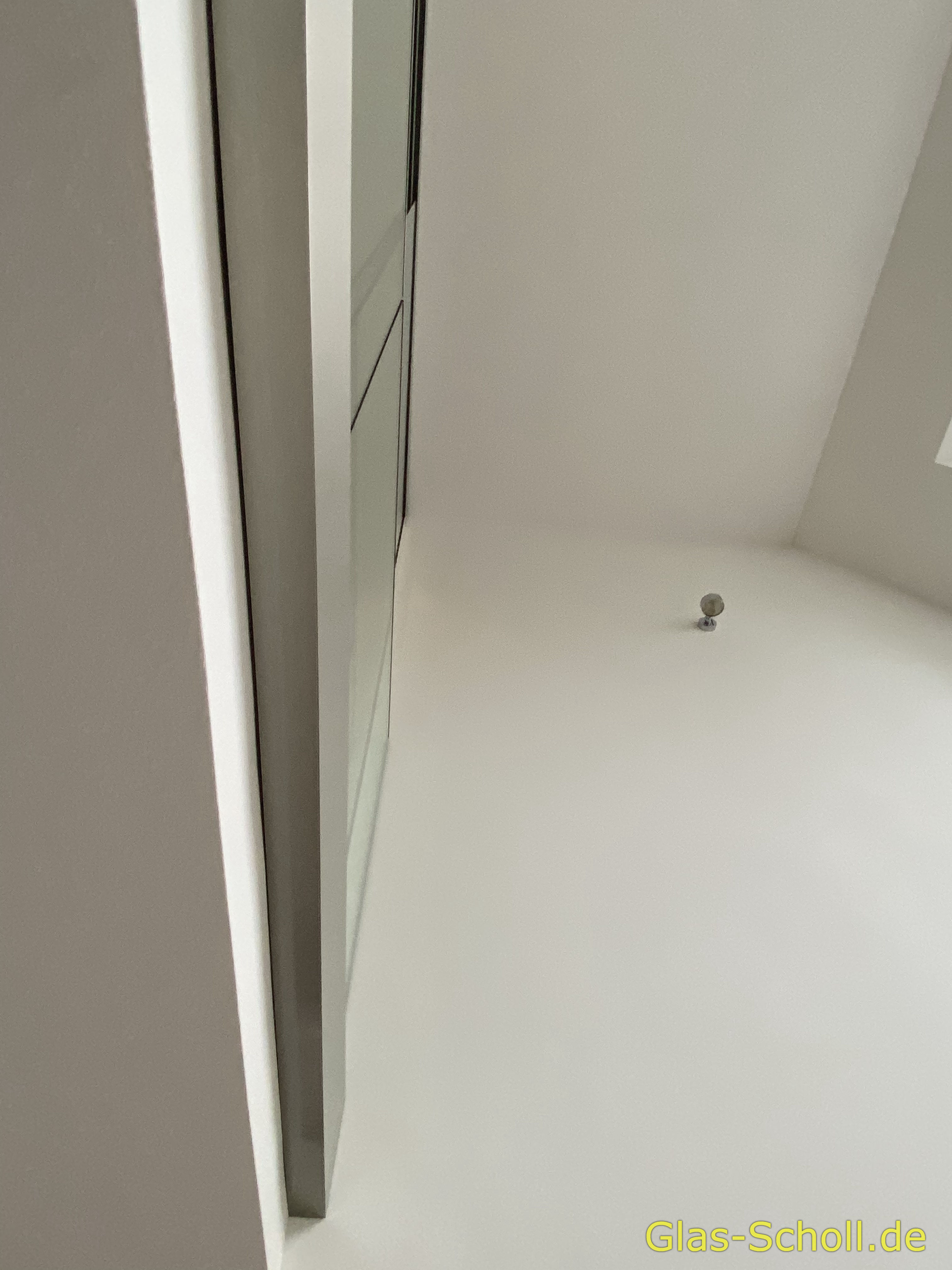Glasabtrennung mit Ganzglasgeländer in einer Galerie als Schall- und Wärmeschutz von Glas Scholl.de Atrivant Glasbrüstung