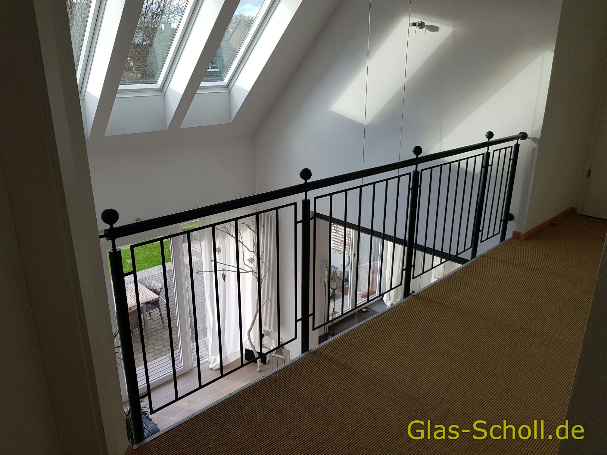 Glasabtrennung mit Ganzglasgeländer in einer Galerie als Schall- und Wärmeschutz von Glas Scholl.de Atrivant Glasbrüstung