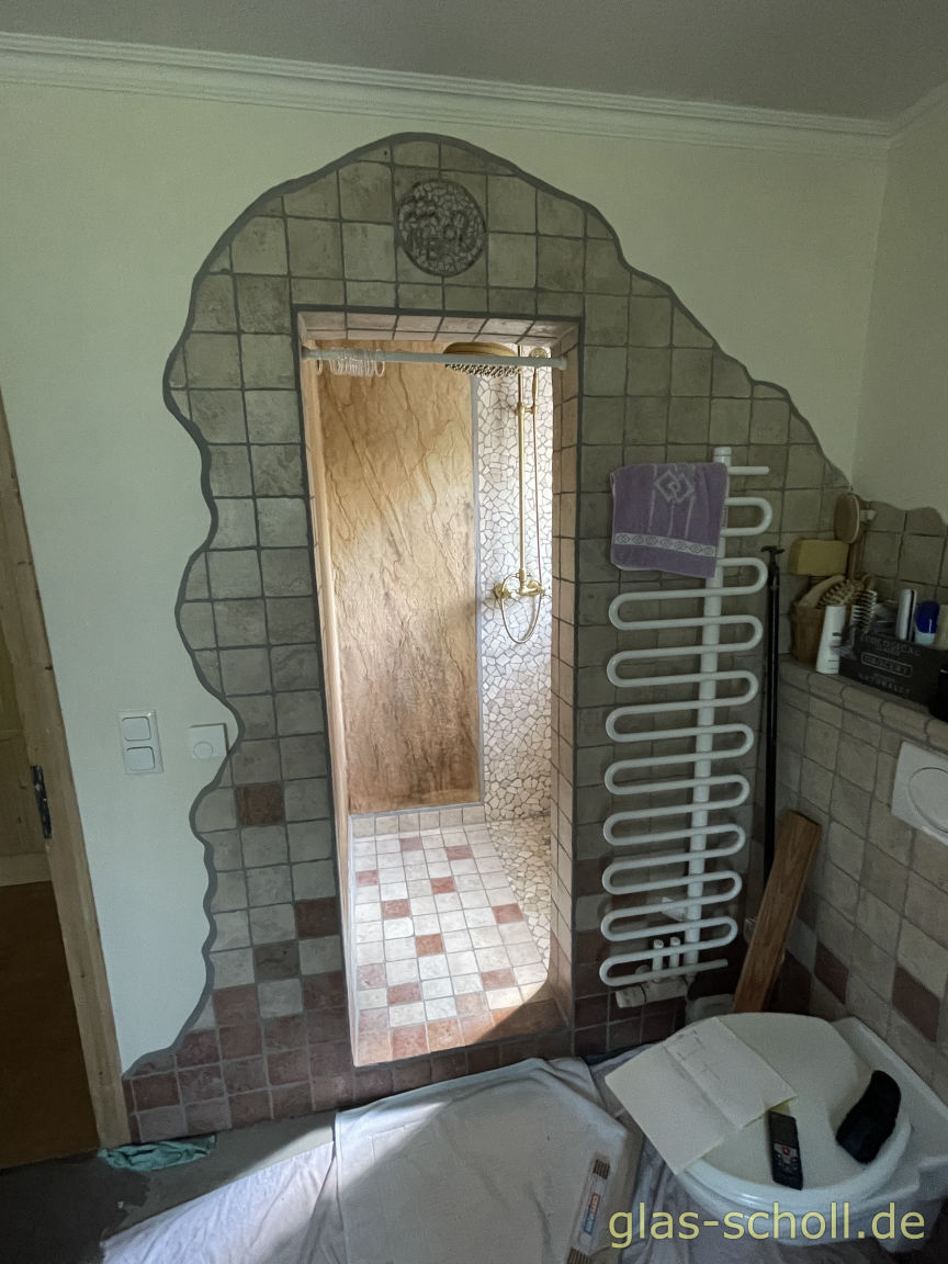 1 flgl. Glasdusche mit schwarzen Flamea+ Beschlägen und Drachenmotiv von Glas Scholl - Flamea Plus - Pauli Glasdusche - Herr der Ring