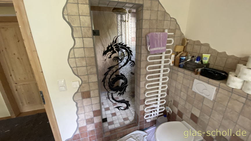 1 flgl. Glasdusche mit schwarzen Flamea+ Beschlägen und Drachenmotiv von Glas Scholl - Flamea Plus - Pauli Glasdusche - Herr der Ring