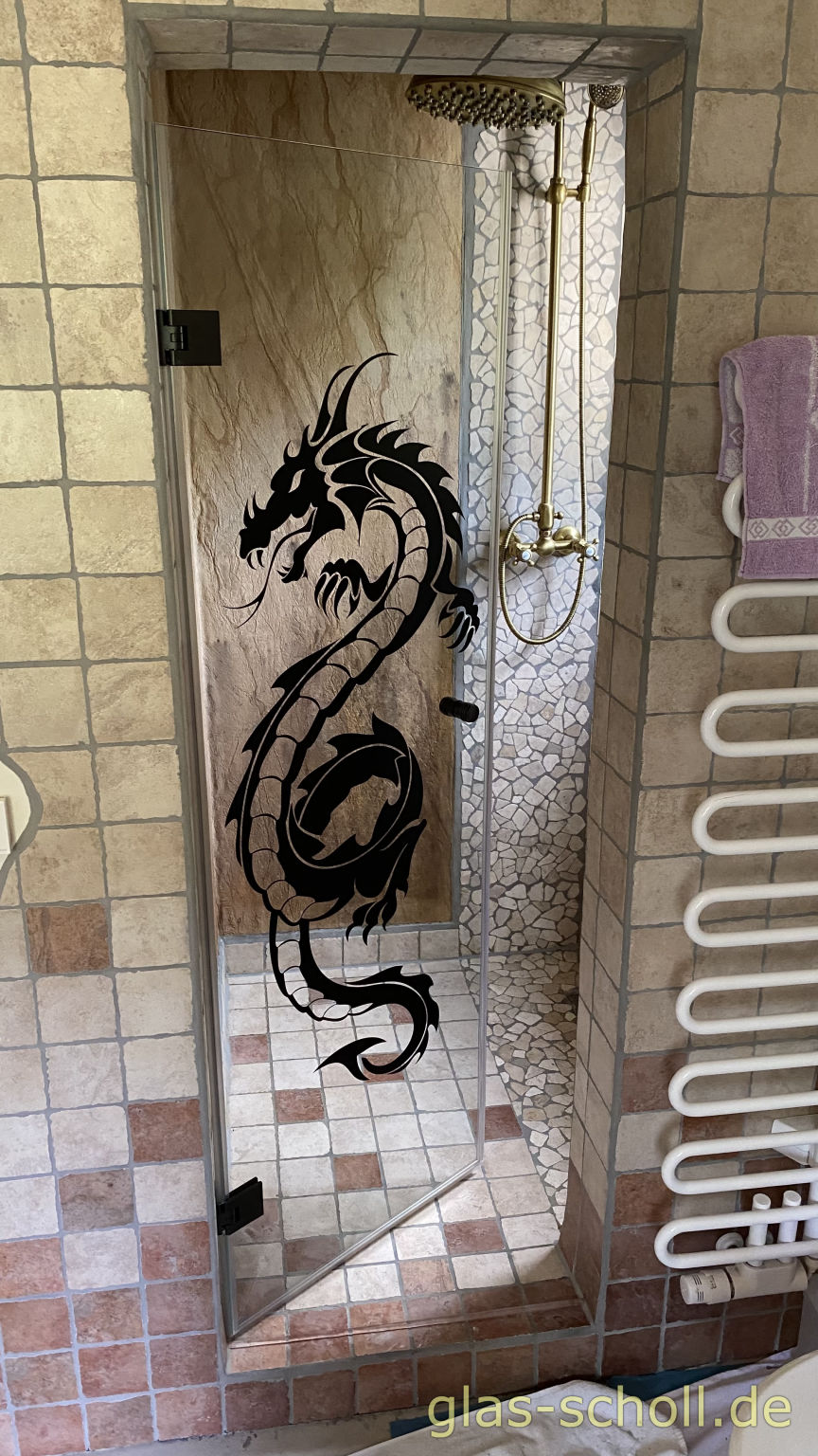 1 flgl. Glasdusche mit schwarzen Flamea+ Beschlägen und Drachenmotiv von Glas Scholl - Flamea Plus - Pauli Glasdusche - Herr der Ring