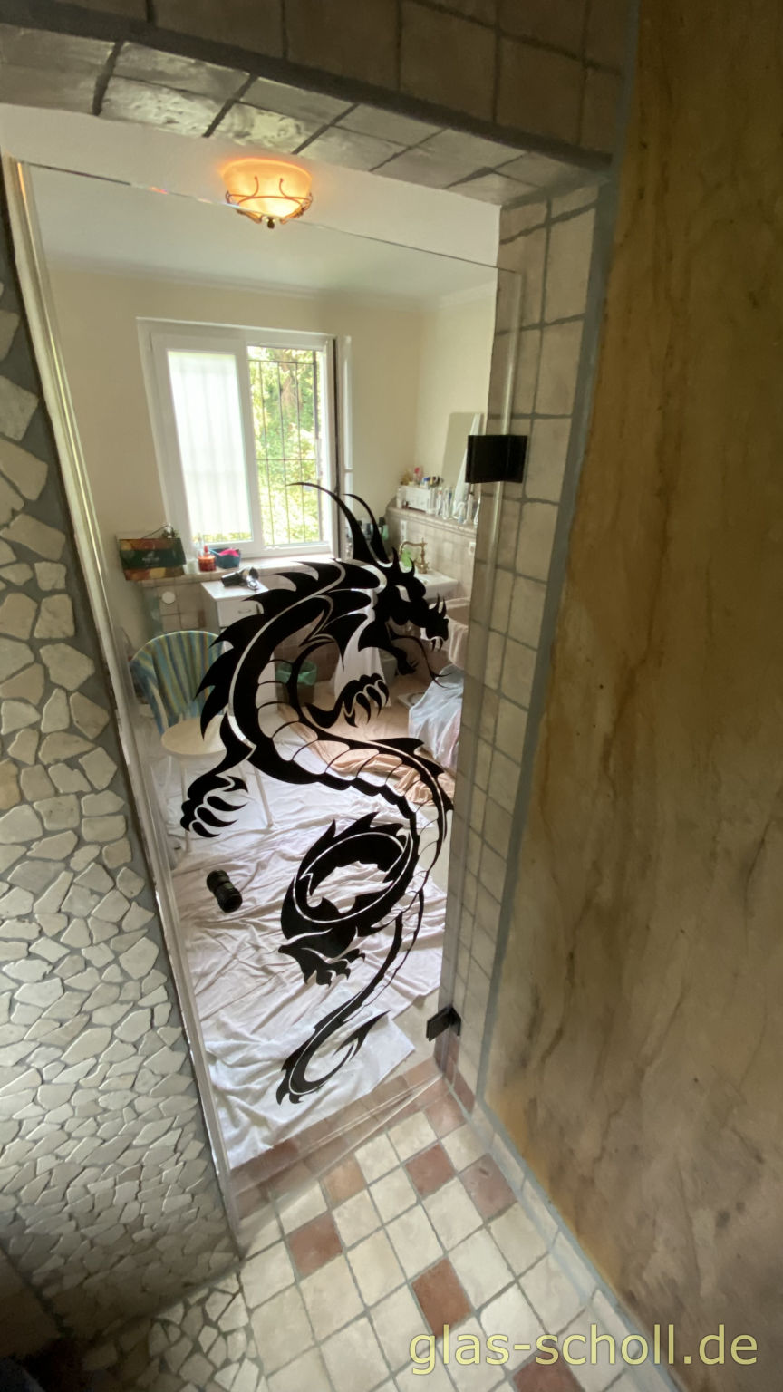 1 flgl. Glasdusche mit schwarzen Flamea+ Beschlägen und Drachenmotiv von Glas Scholl - Flamea Plus - Pauli Glasdusche - Herr der Ring