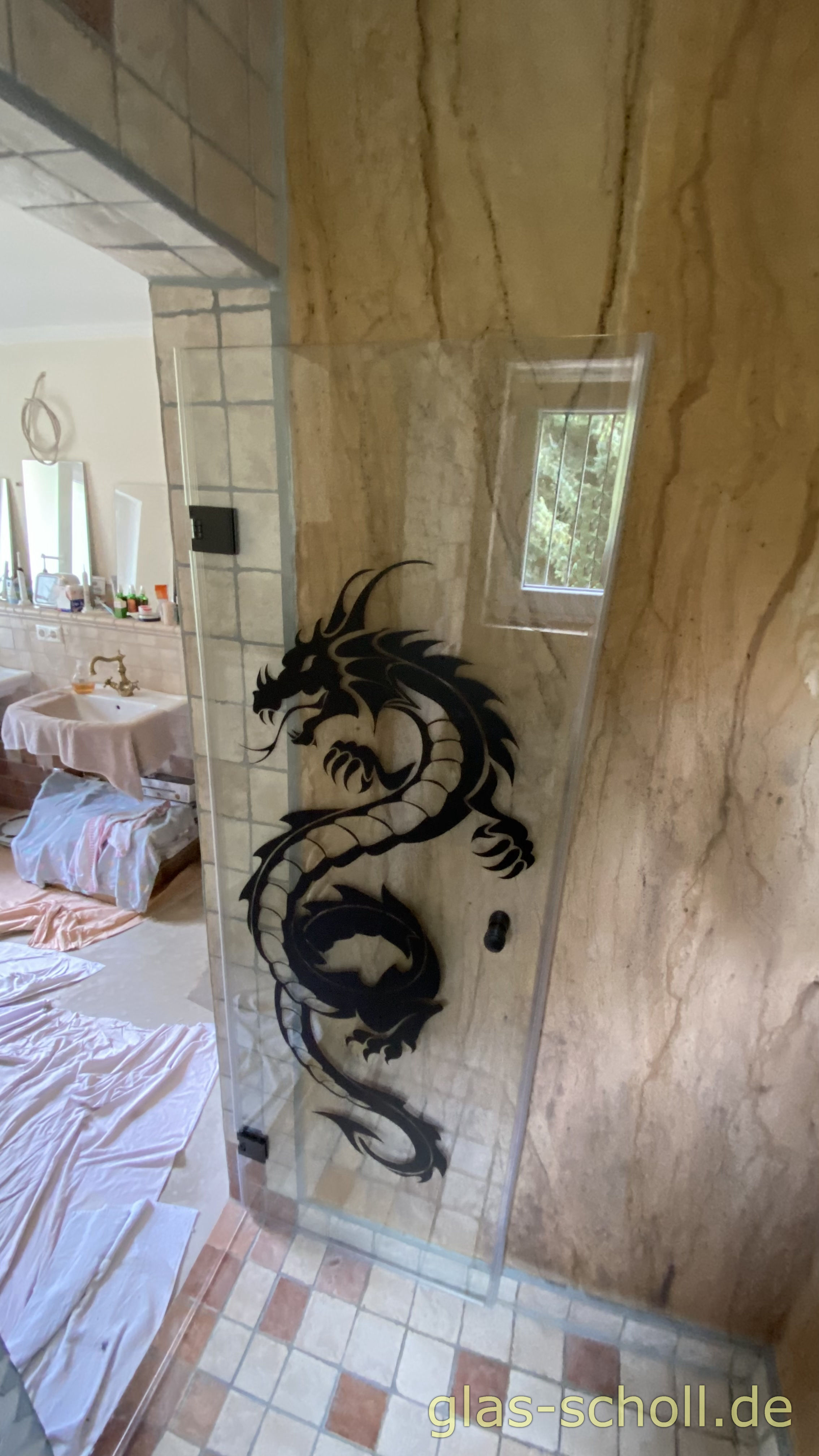 1 flgl. Glasdusche mit schwarzen Flamea+ Beschlägen und Drachenmotiv von Glas Scholl - Flamea Plus - Pauli Glasdusche - Herr der Ring