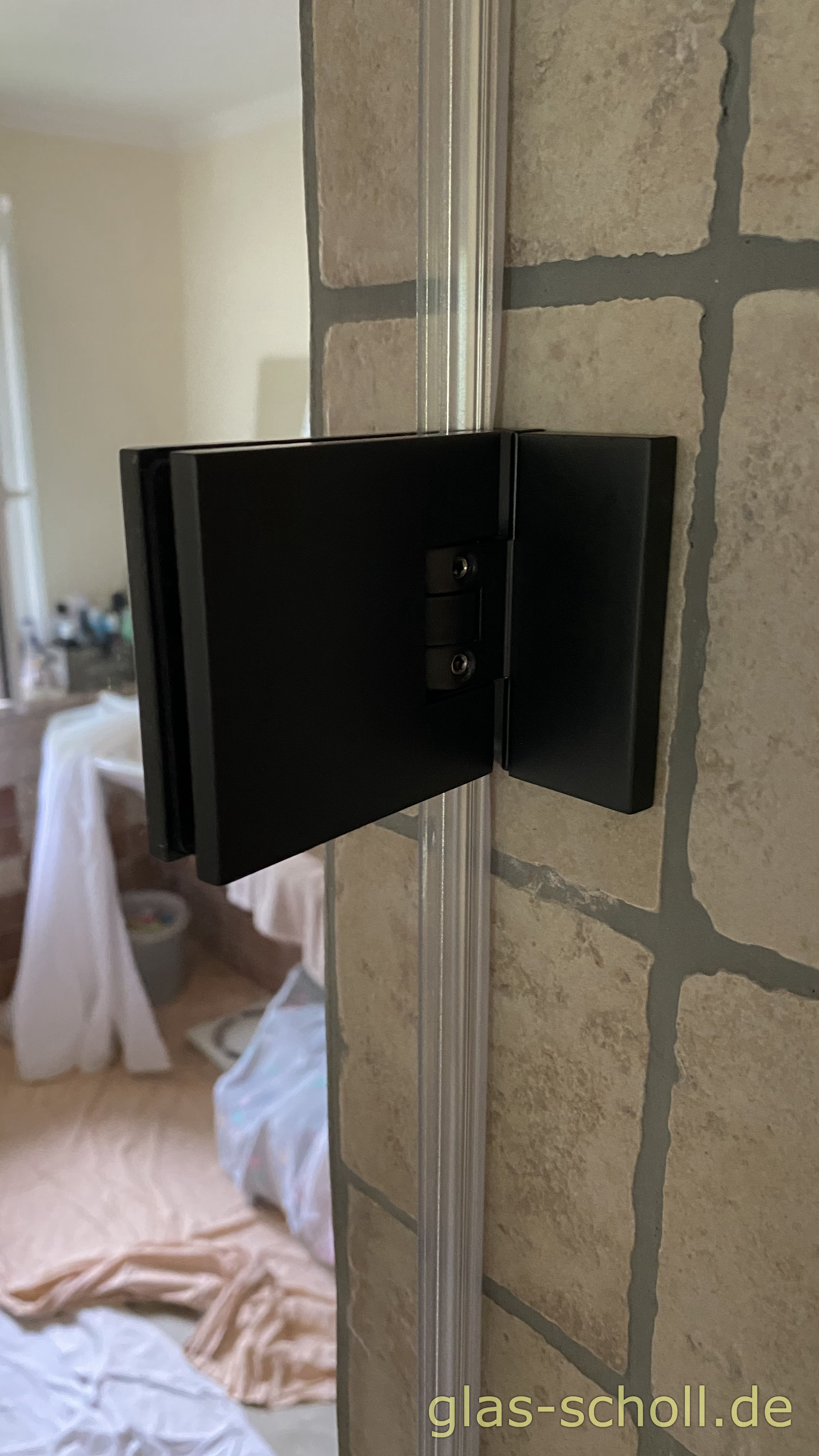 1 flgl. Glasdusche mit schwarzen Flamea+ Beschlägen und Drachenmotiv von Glas Scholl - Flamea Plus - Pauli Glasdusche - Herr der Ring