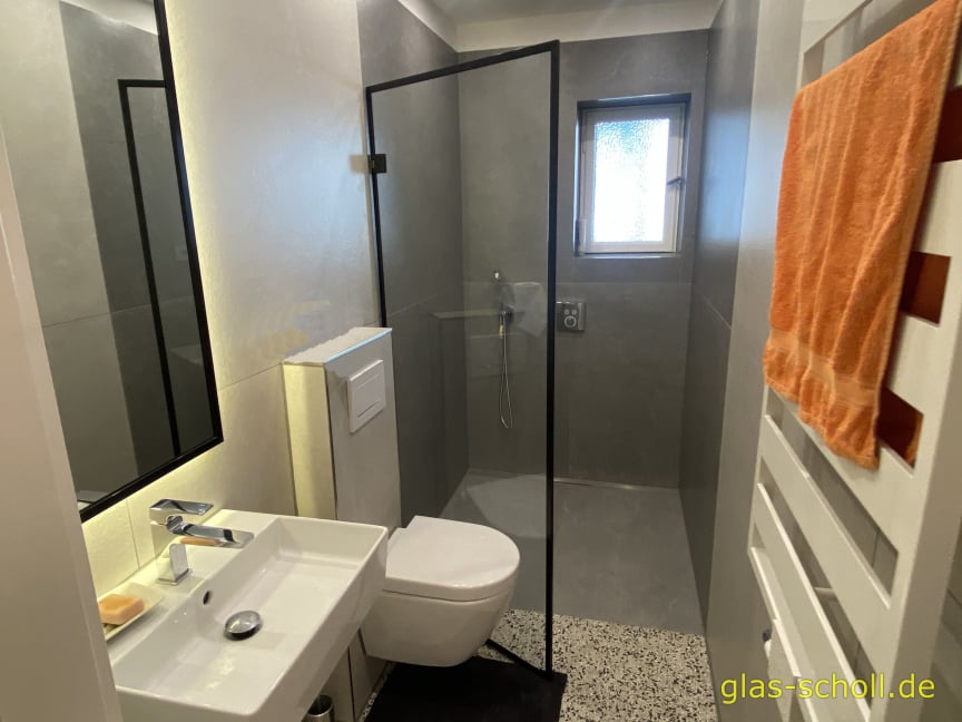 1 flgl. Pendeltür mit schwarzem Metallrahmen von www.glas-scholl.de