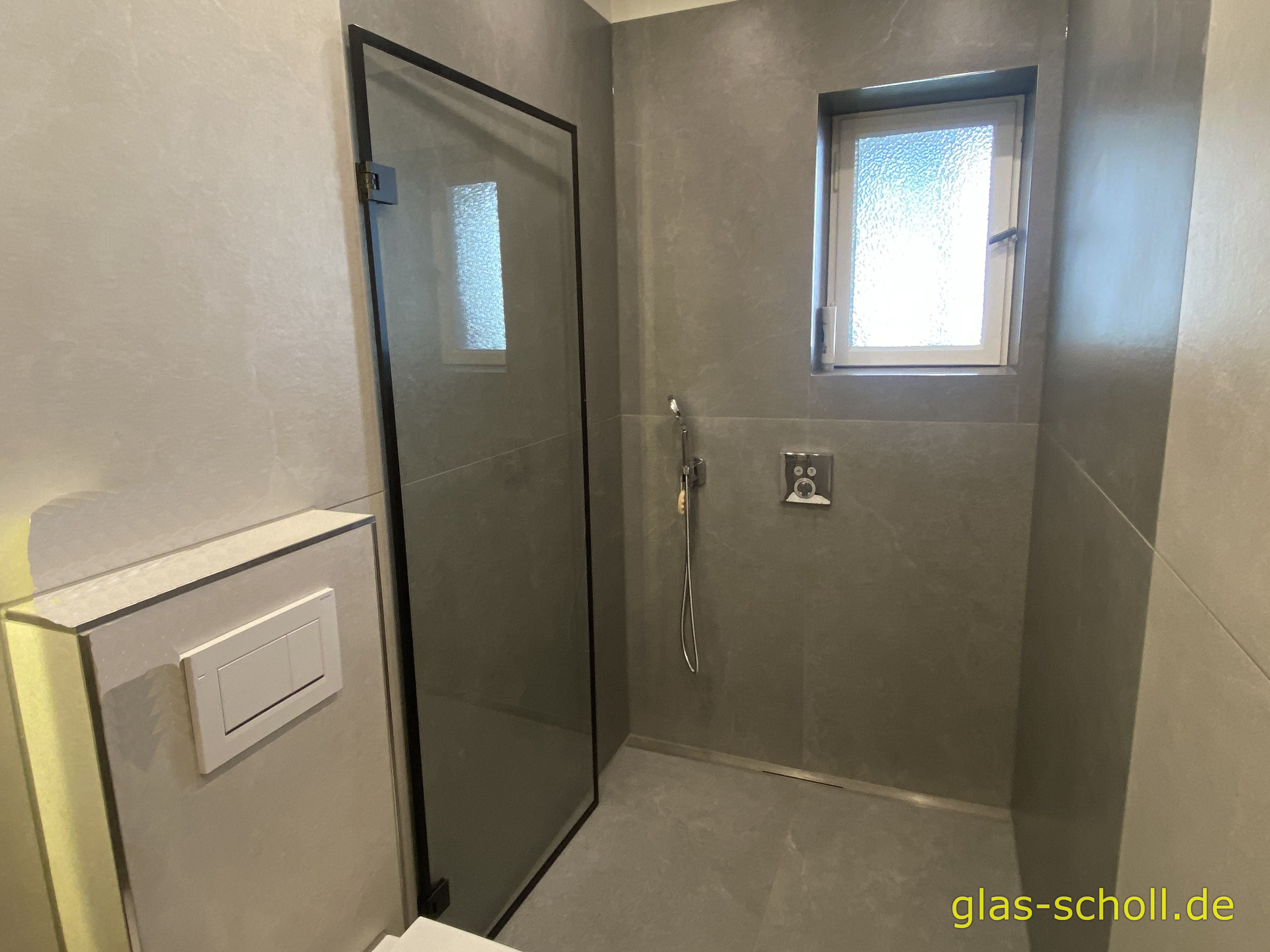 1 flgl. Pendeltür mit schwarzem Metallrahmen von www.glas-scholl.de