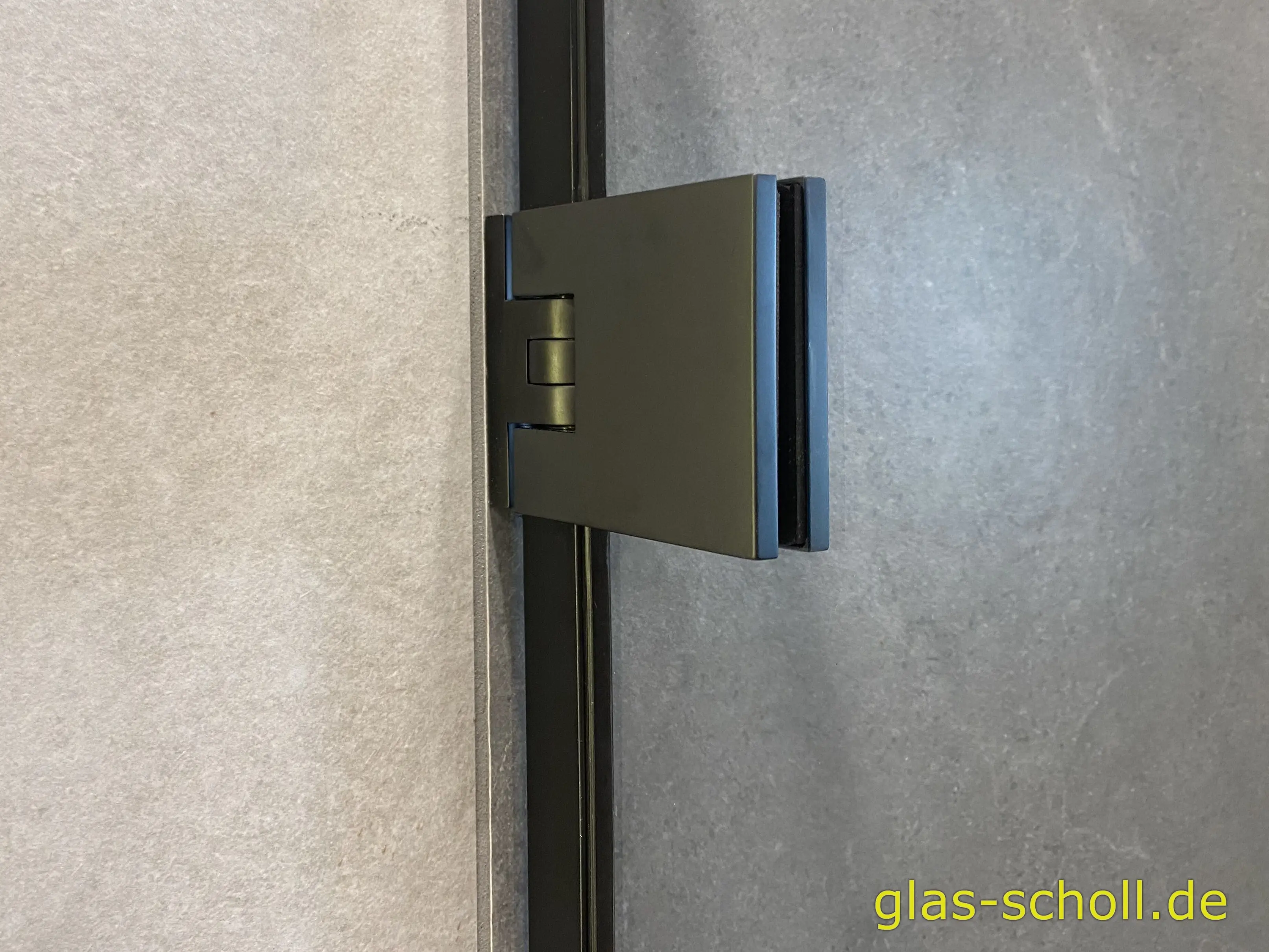 1 flgl. Pendeltür mit schwarzem Metallrahmen von www.glas-scholl.de