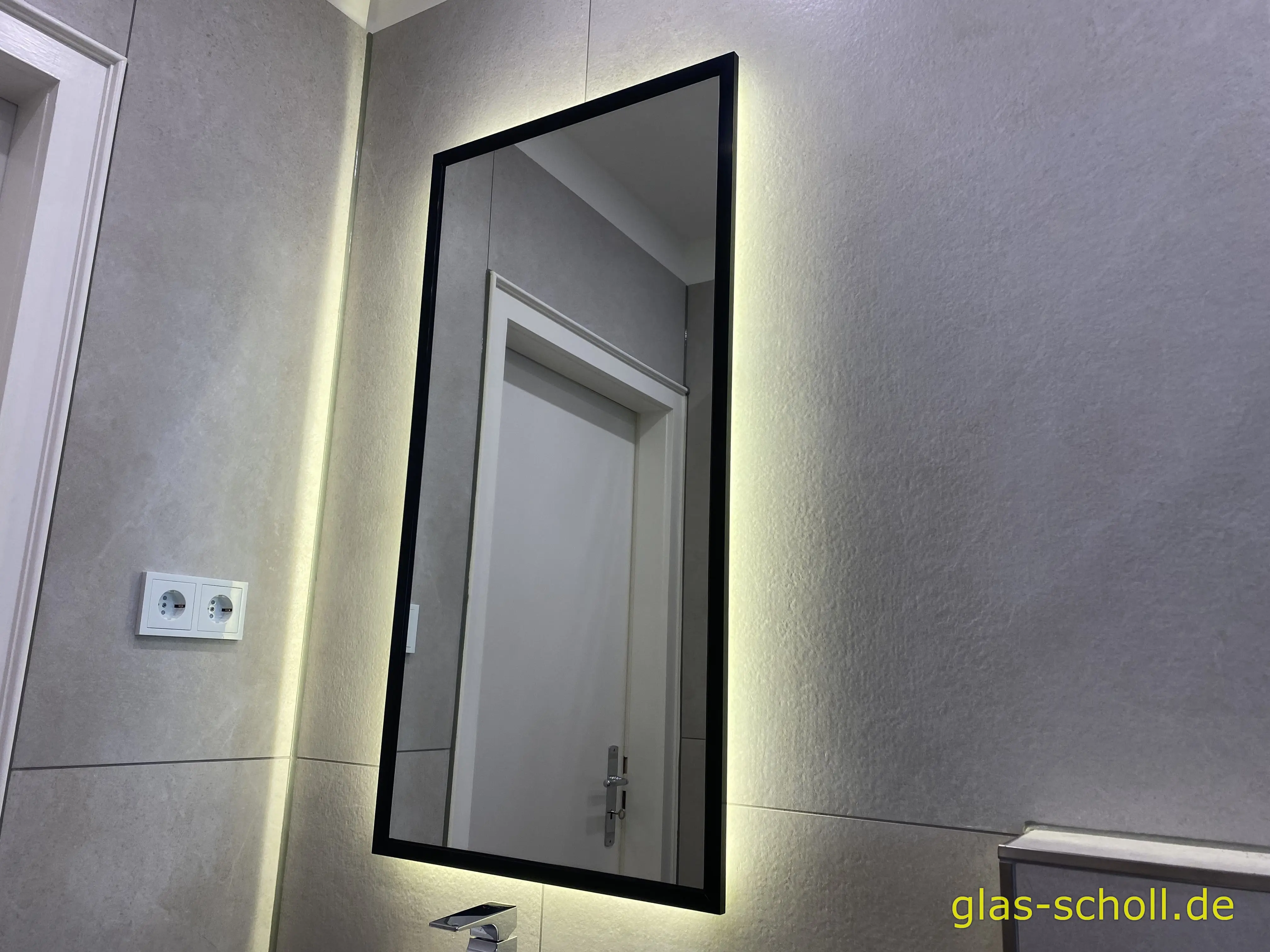 Spiegel mit schwarzem Metallrahmen und LED-Hinterleuchtung von www.glas-scholl.de