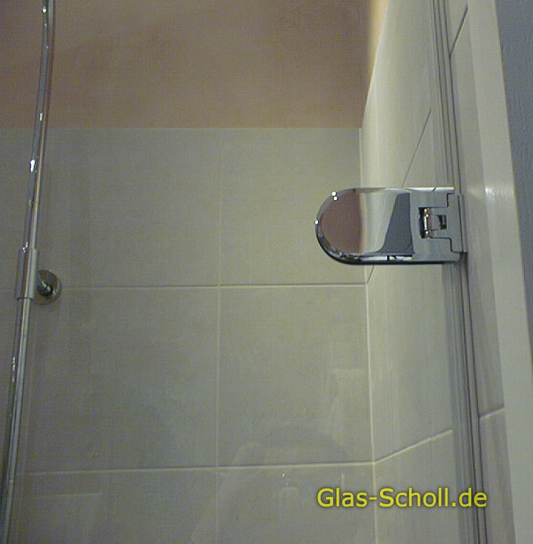 Doppelklappdusche neben Badewanne von Glas-Scholl.de