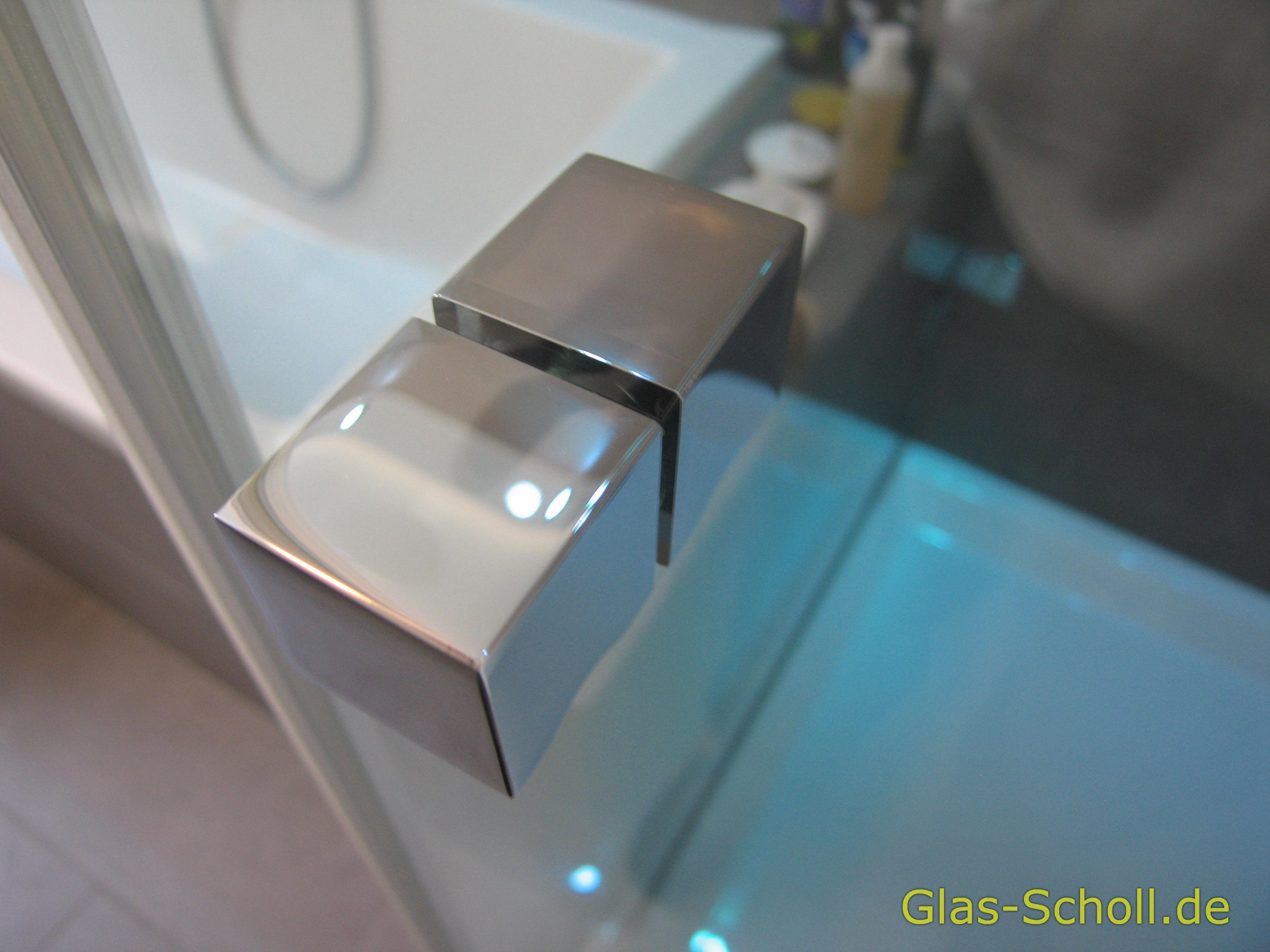 Eckdusche neben einer Badewanne mit 2 Türen von www.glas-scholl.de