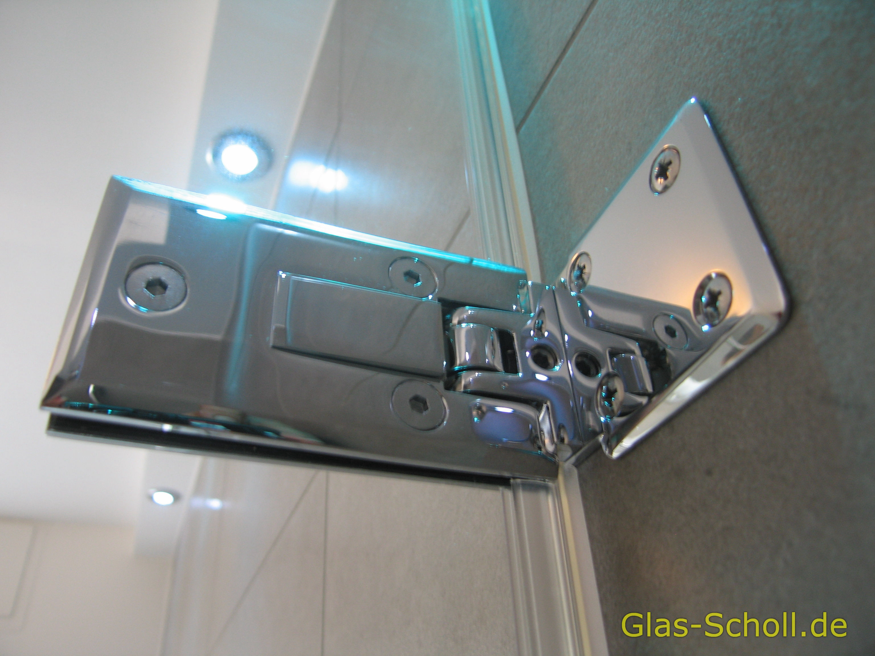 Eckdusche neben einer Badewanne mit 2 Türen von www.glas-scholl.de