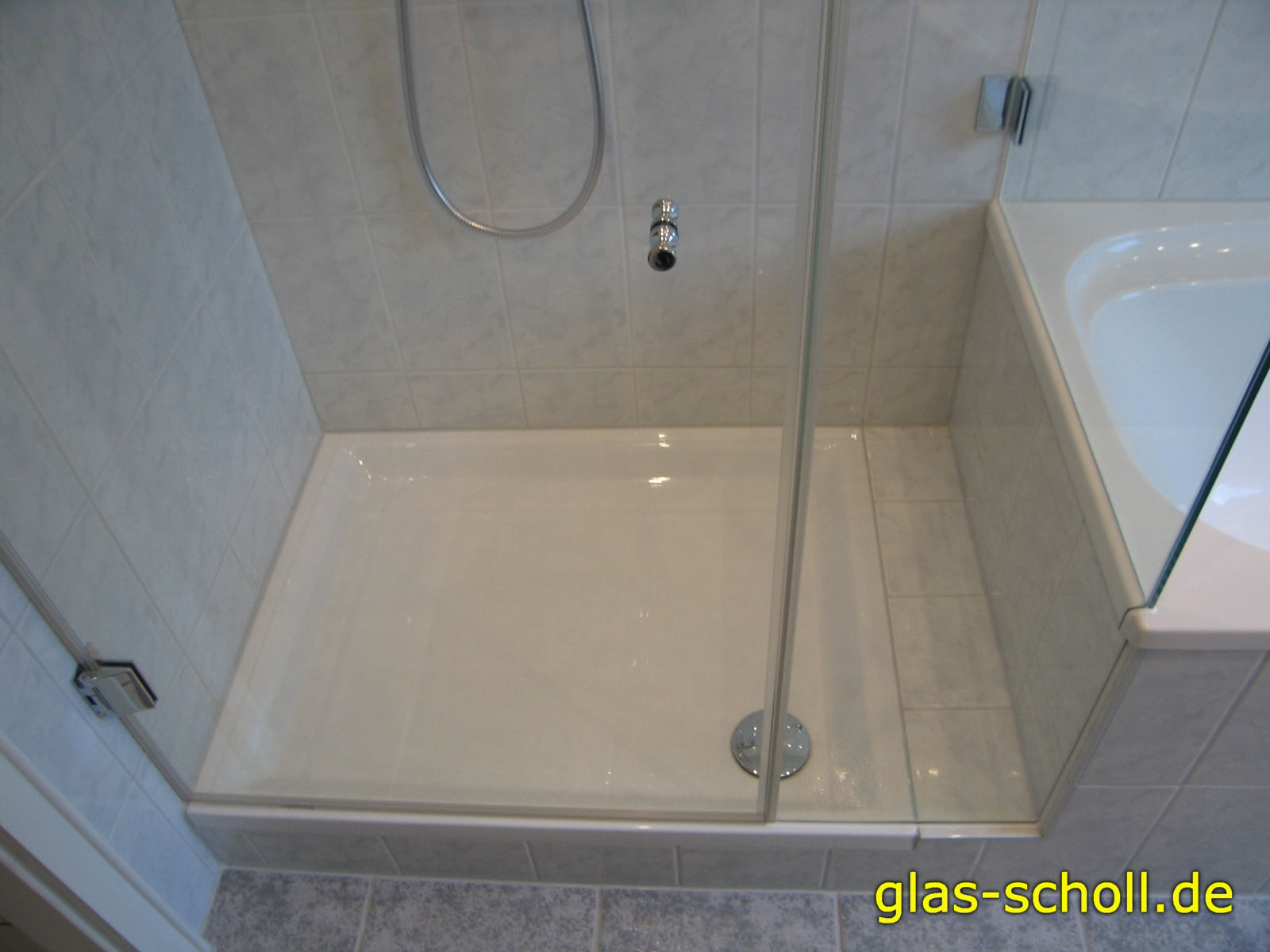 Ganzglas-Dusche neben Badwanne - Referenz aus 2007 von Glas Scholl