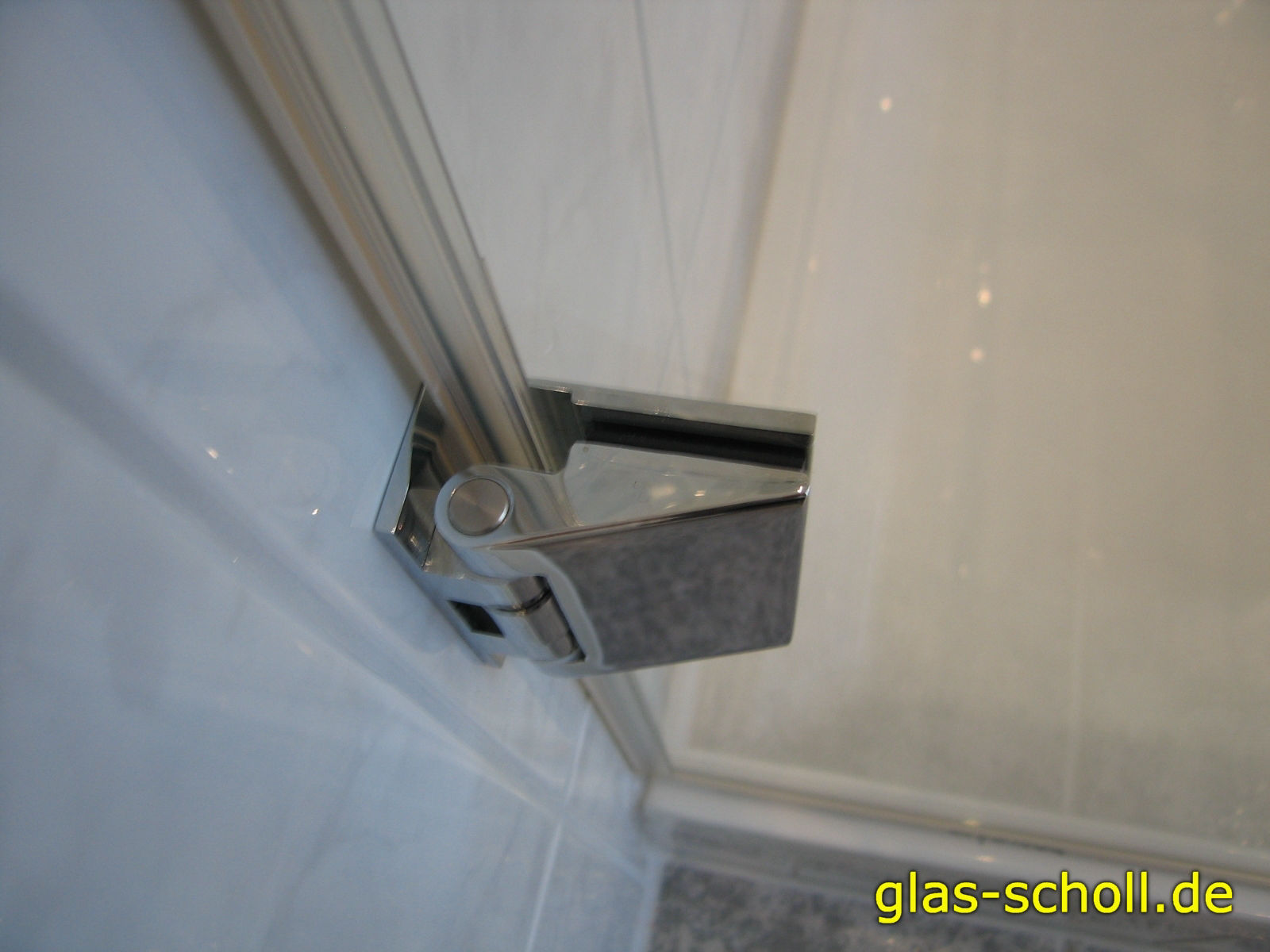 Ganzglas-Dusche neben Badwanne - Referenz aus 2007 von Glas Scholl