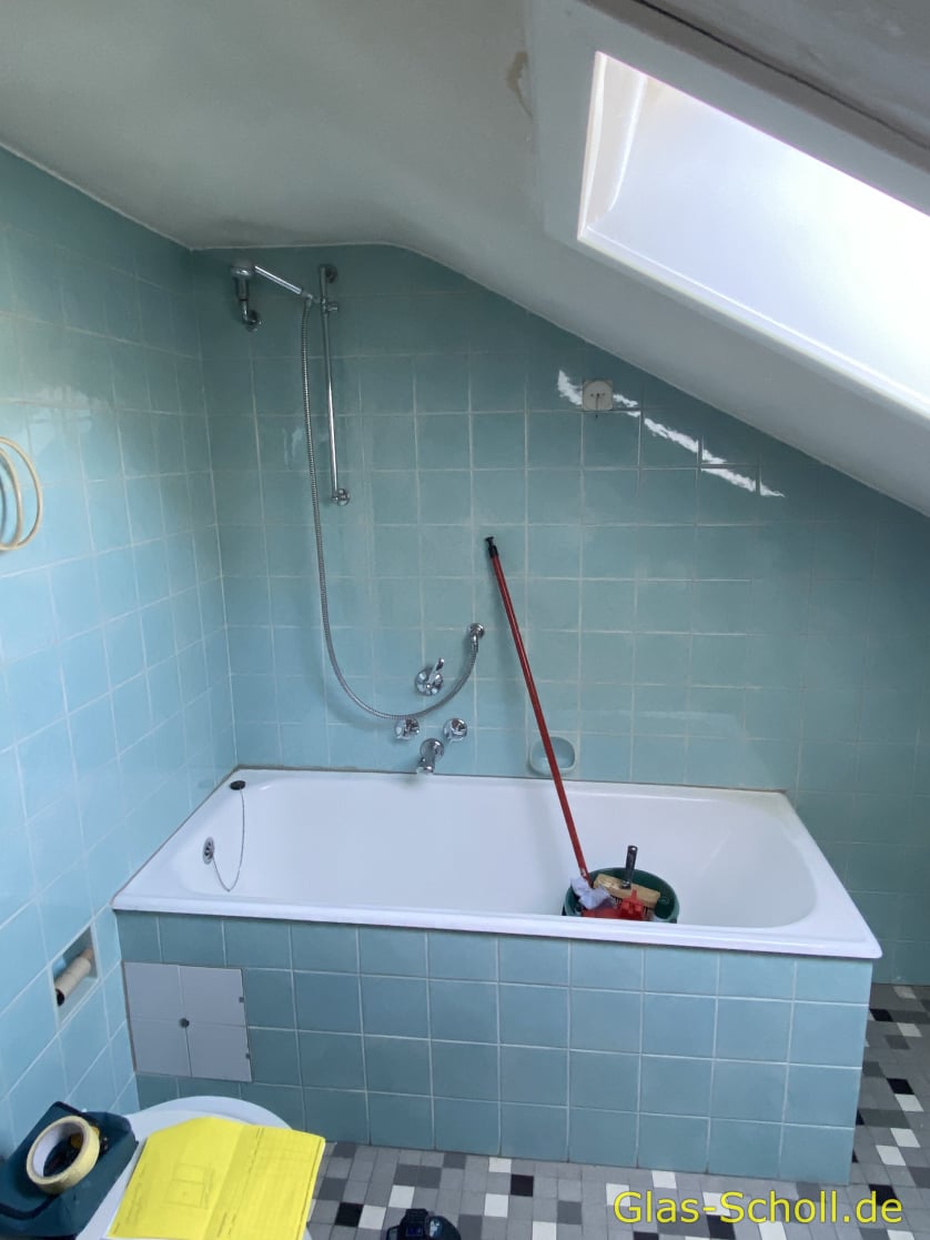 VORHER: Klappdusche im Dachgeschoß von Glas Scholl
