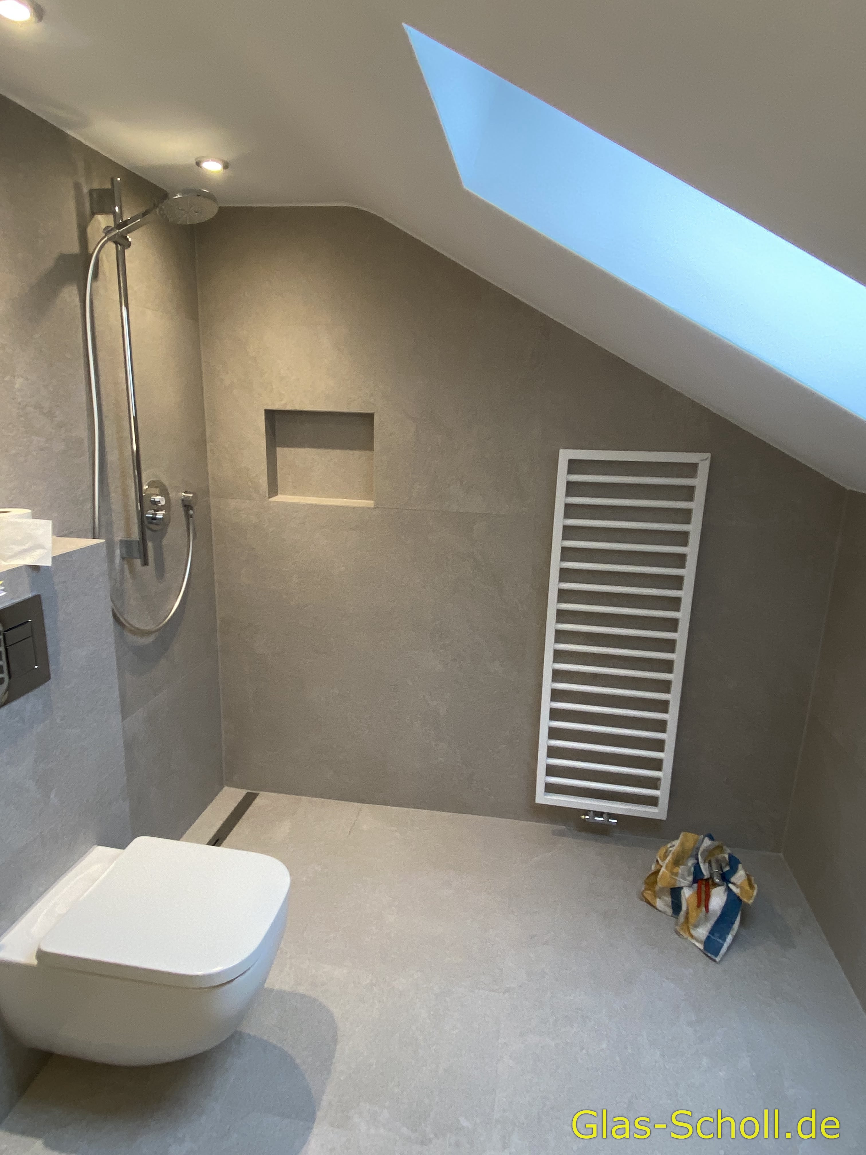VORHER: Klappdusche im Dachgeschoß von Glas Scholl