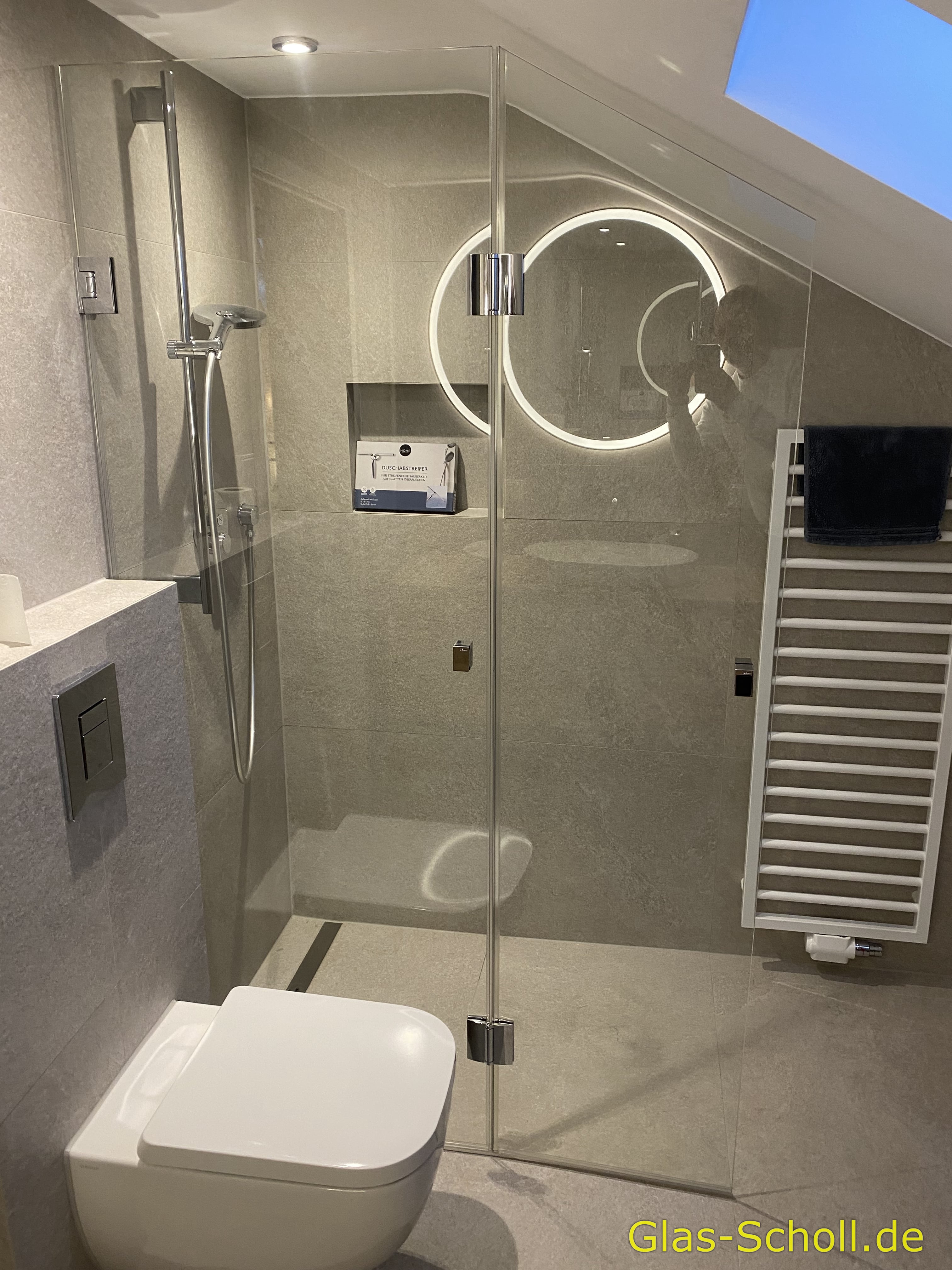 VORHER: Klappdusche im Dachgeschoß von Glas Scholl