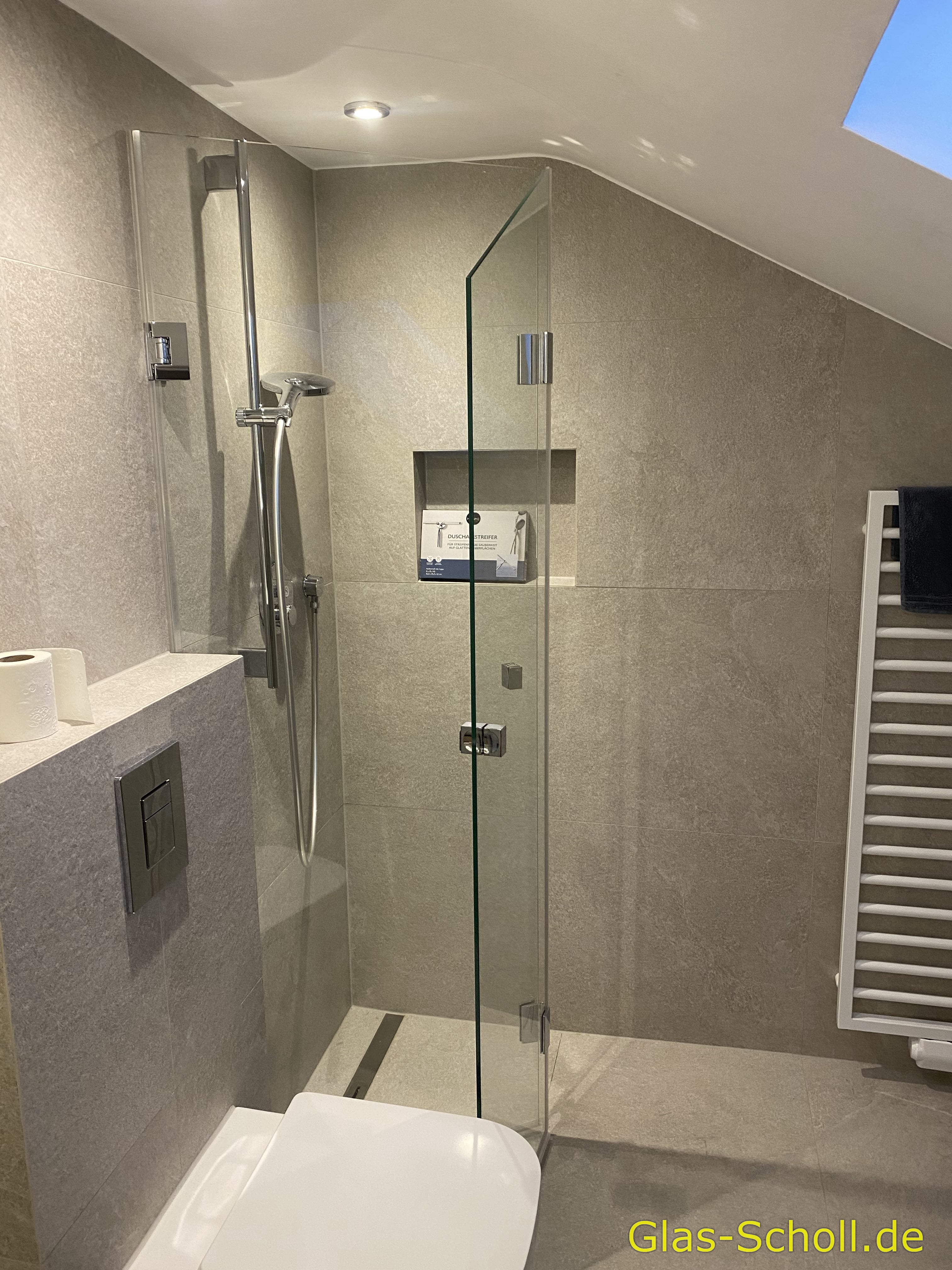 VORHER: Klappdusche im Dachgeschoß von Glas Scholl