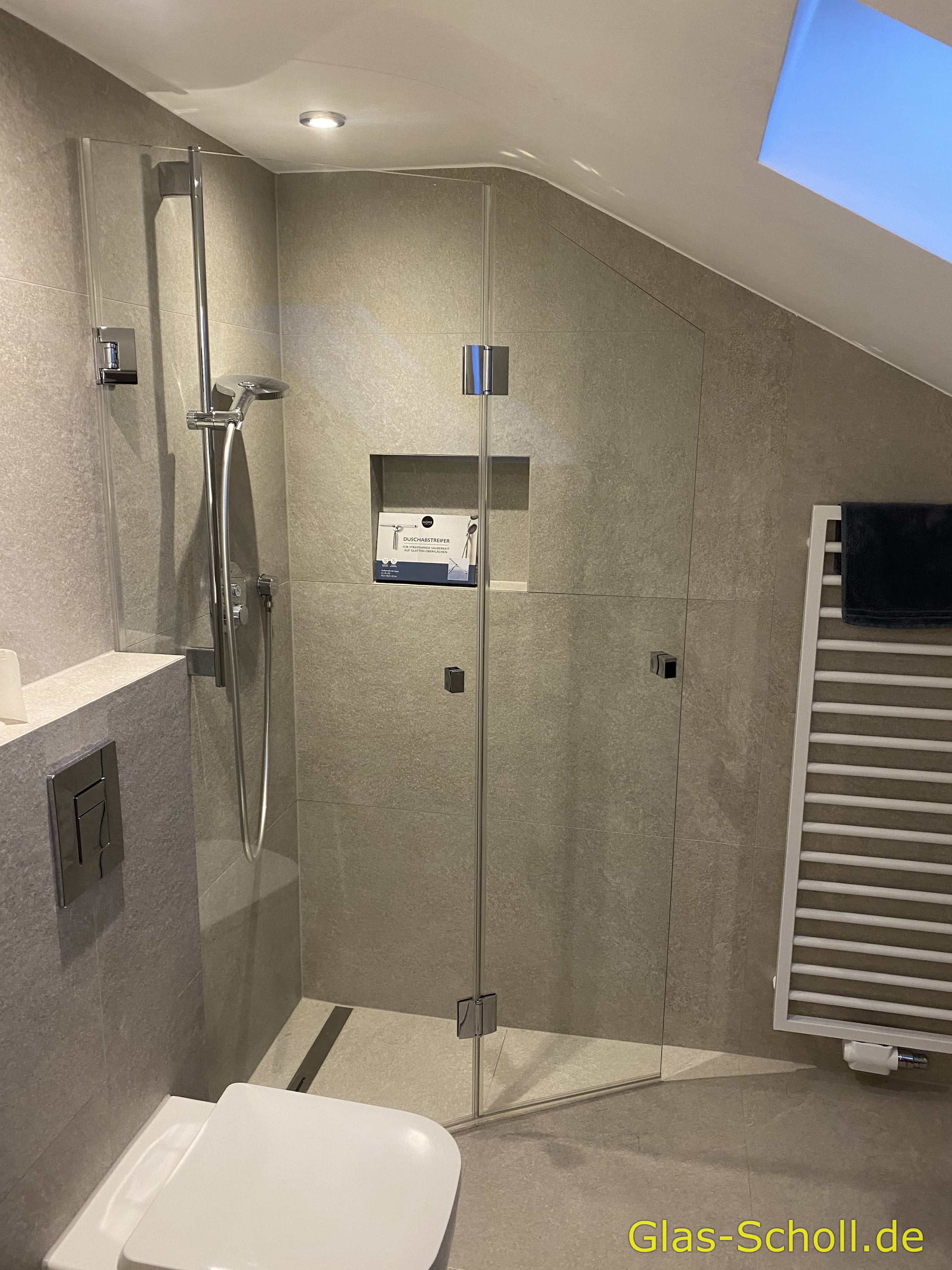 VORHER: Klappdusche im Dachgeschoß von Glas Scholl