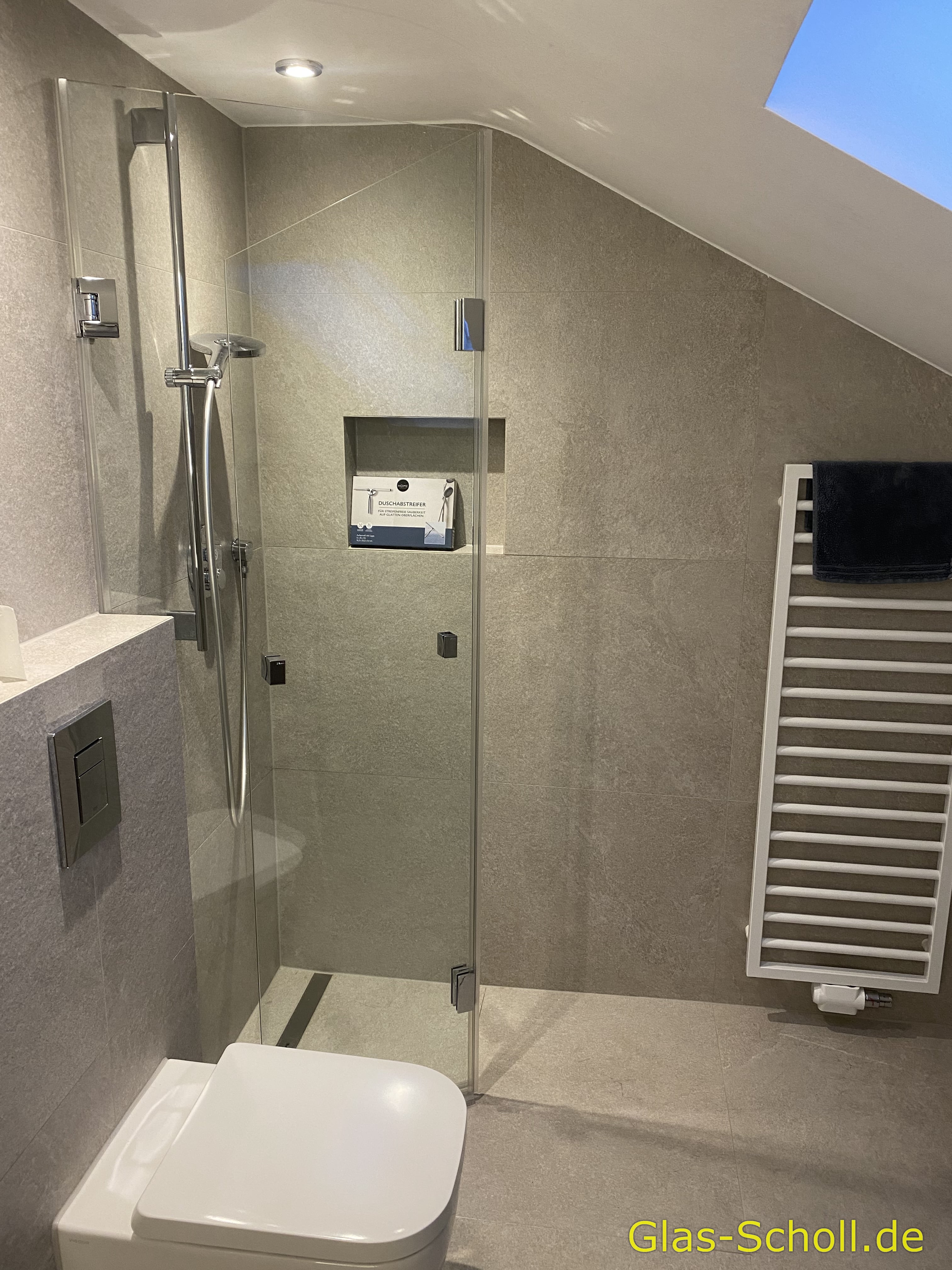 VORHER: Klappdusche im Dachgeschoß von Glas Scholl