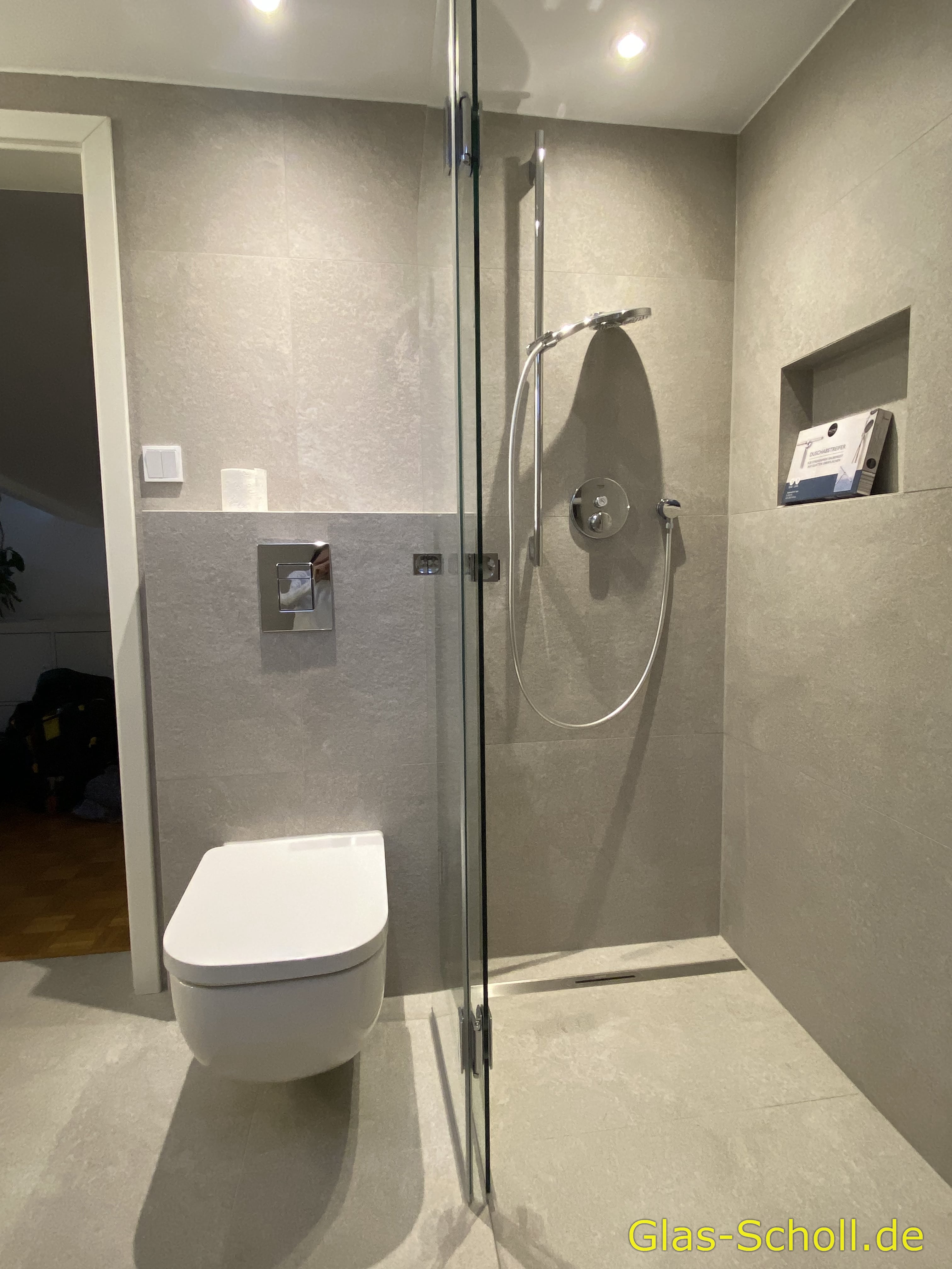 VORHER: Klappdusche im Dachgeschoß von Glas Scholl