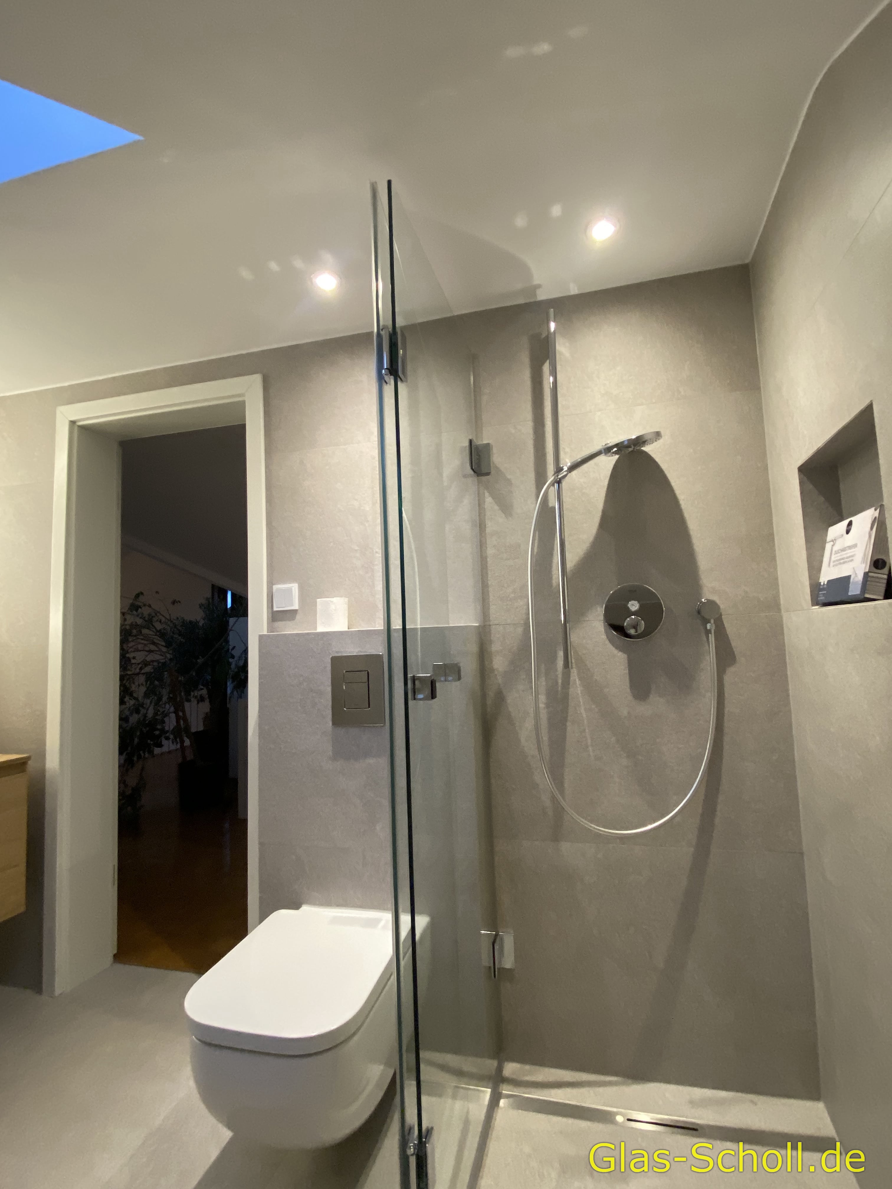 VORHER: Klappdusche im Dachgeschoß von Glas Scholl