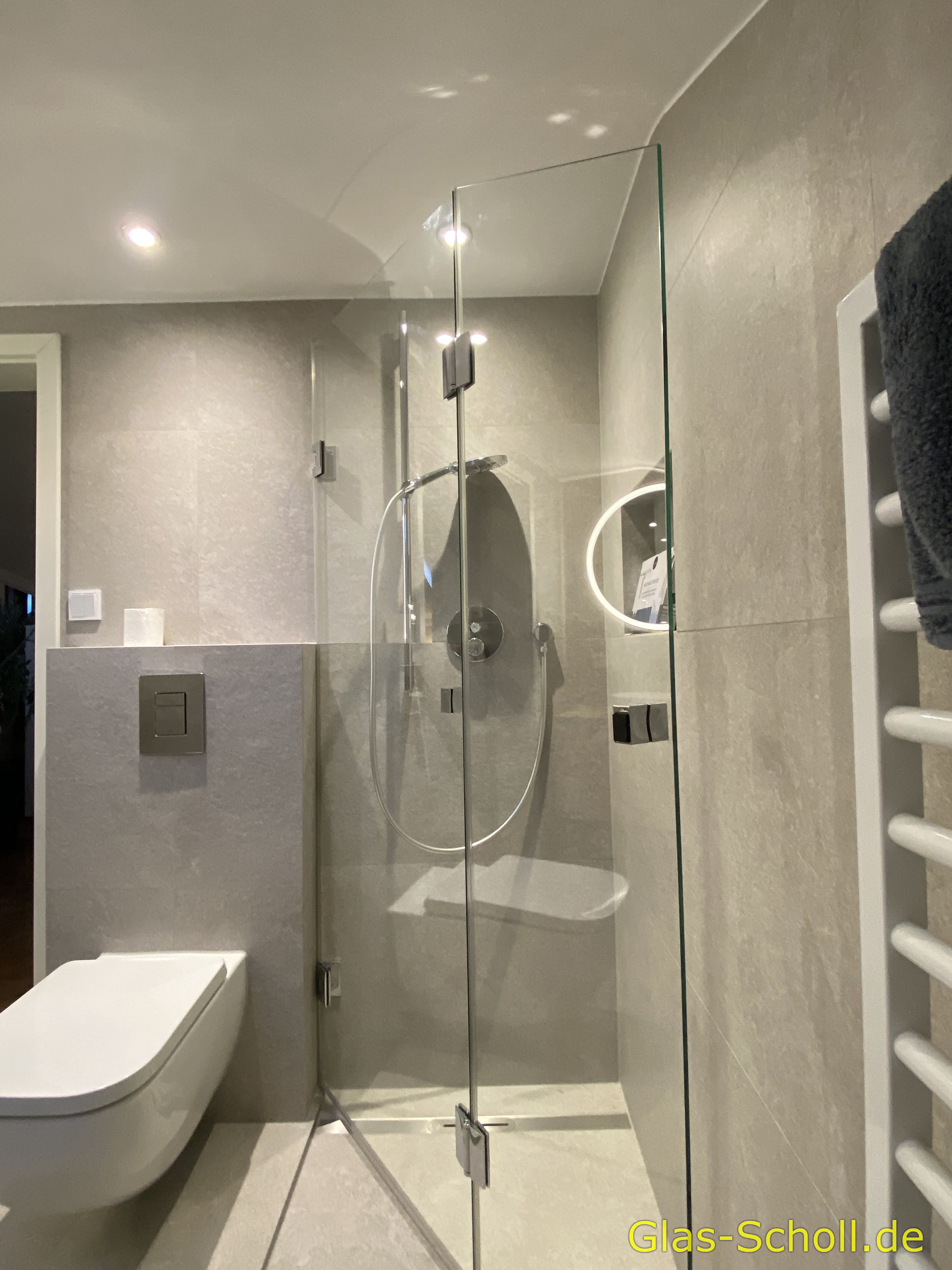 VORHER: Klappdusche im Dachgeschoß von Glas Scholl