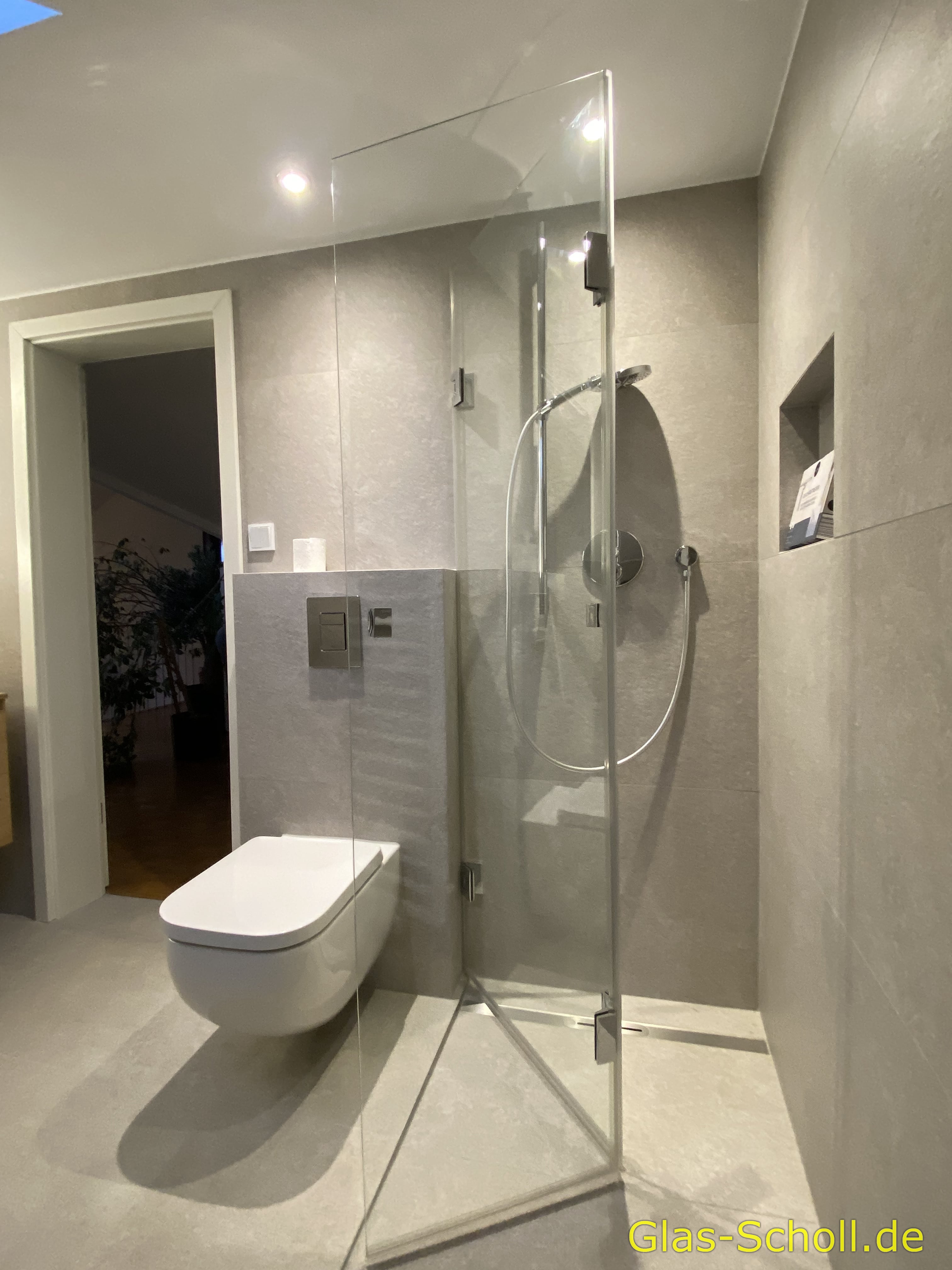 VORHER: Klappdusche im Dachgeschoß von Glas Scholl