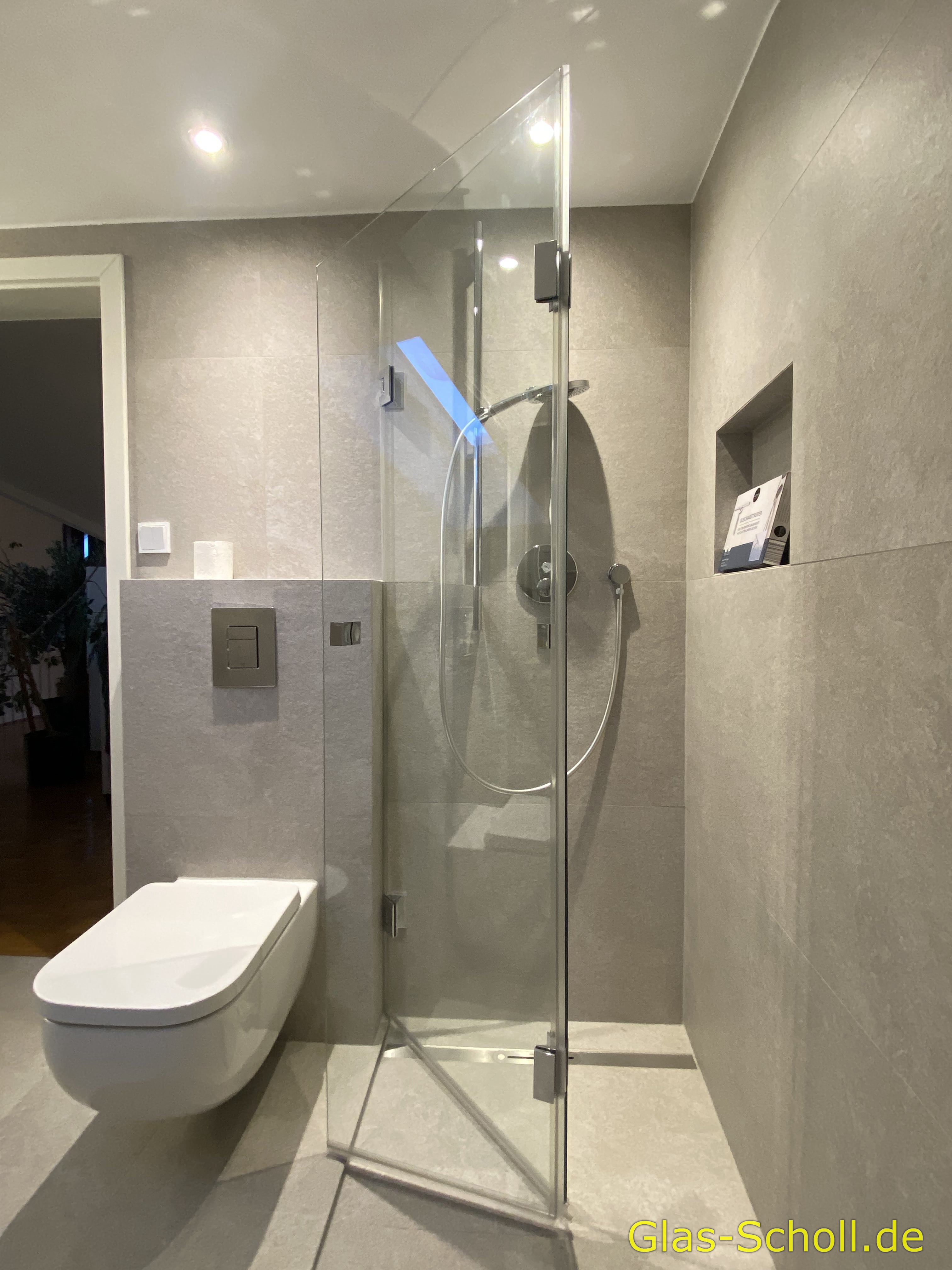 VORHER: Klappdusche im Dachgeschoß von Glas Scholl