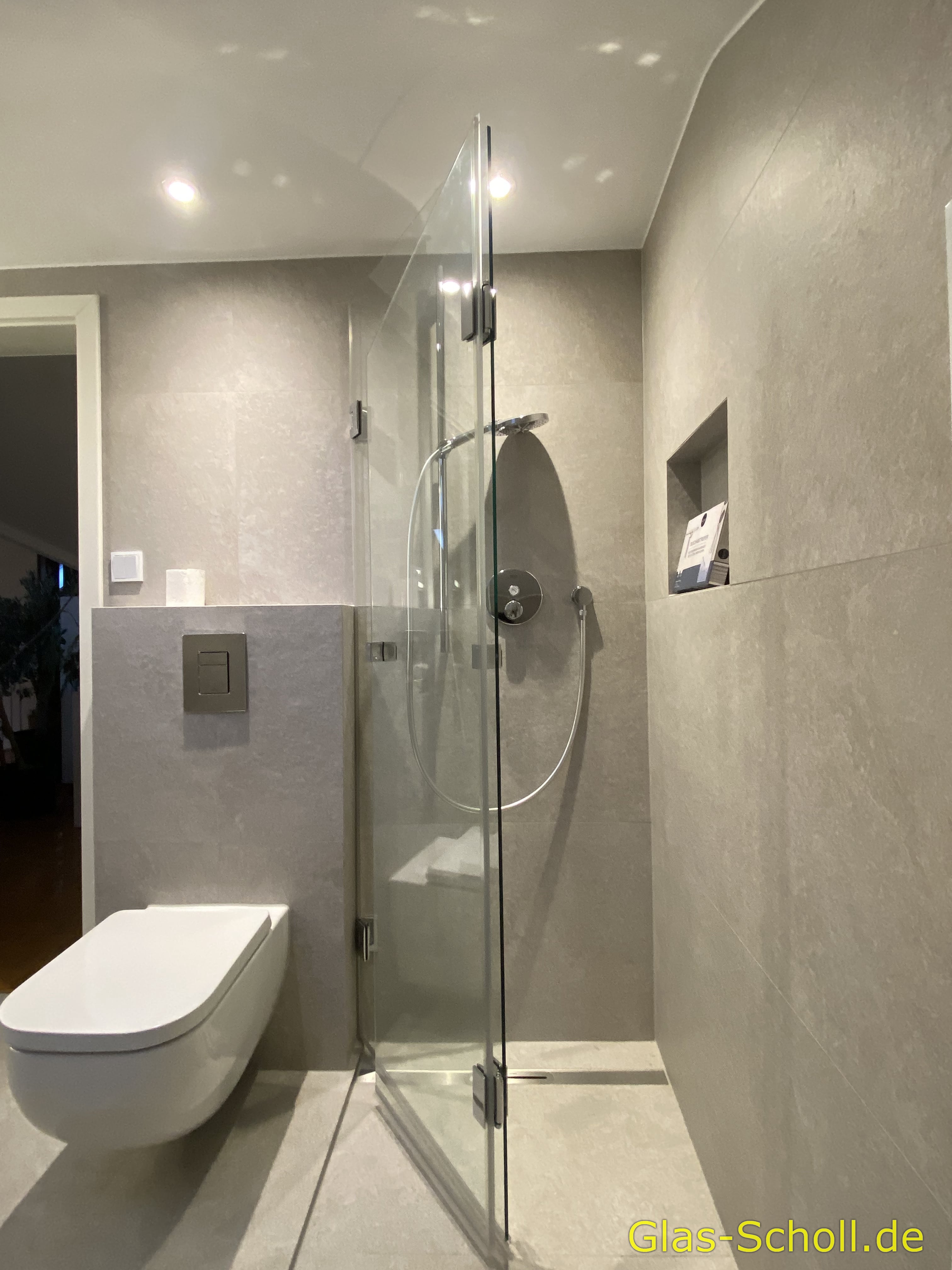 VORHER: Klappdusche im Dachgeschoß von Glas Scholl