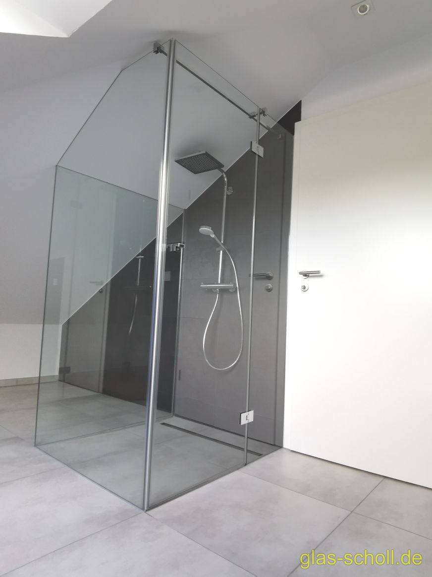 Kasten-Ganzglasdusche Modelldusche im Dachgeschoß von Glas Scholl U-Dusche