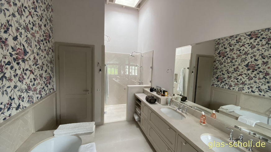 Glasdusche mit fluchtendem Festteil auf der Mauer von Glas Scholl