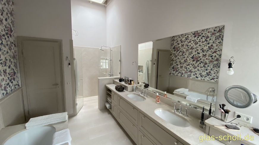 Glasdusche mit fluchtendem Festteil auf der Mauer von Glas Scholl