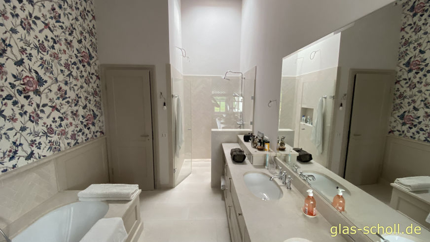 Glasdusche mit fluchtendem Festteil auf der Mauer von Glas Scholl