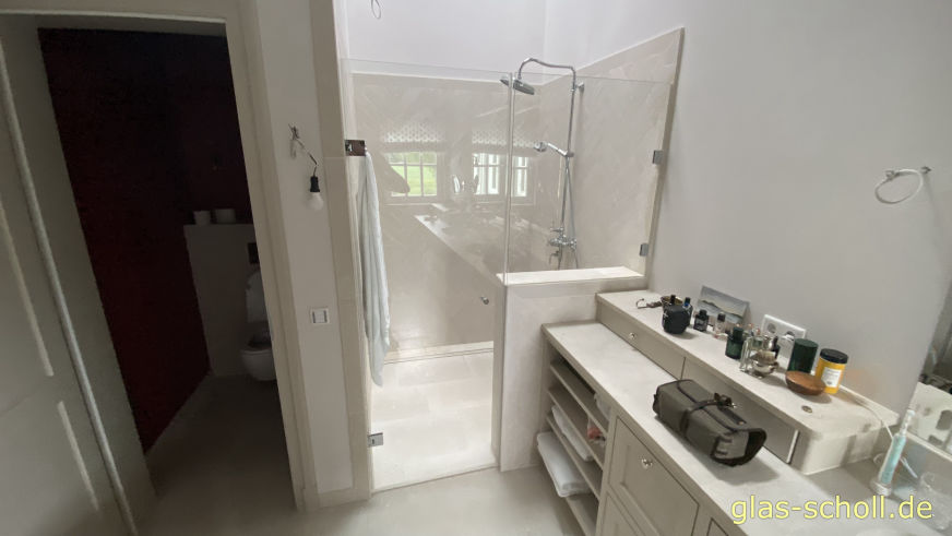 Glasdusche mit fluchtendem Festteil auf der Mauer von Glas Scholl