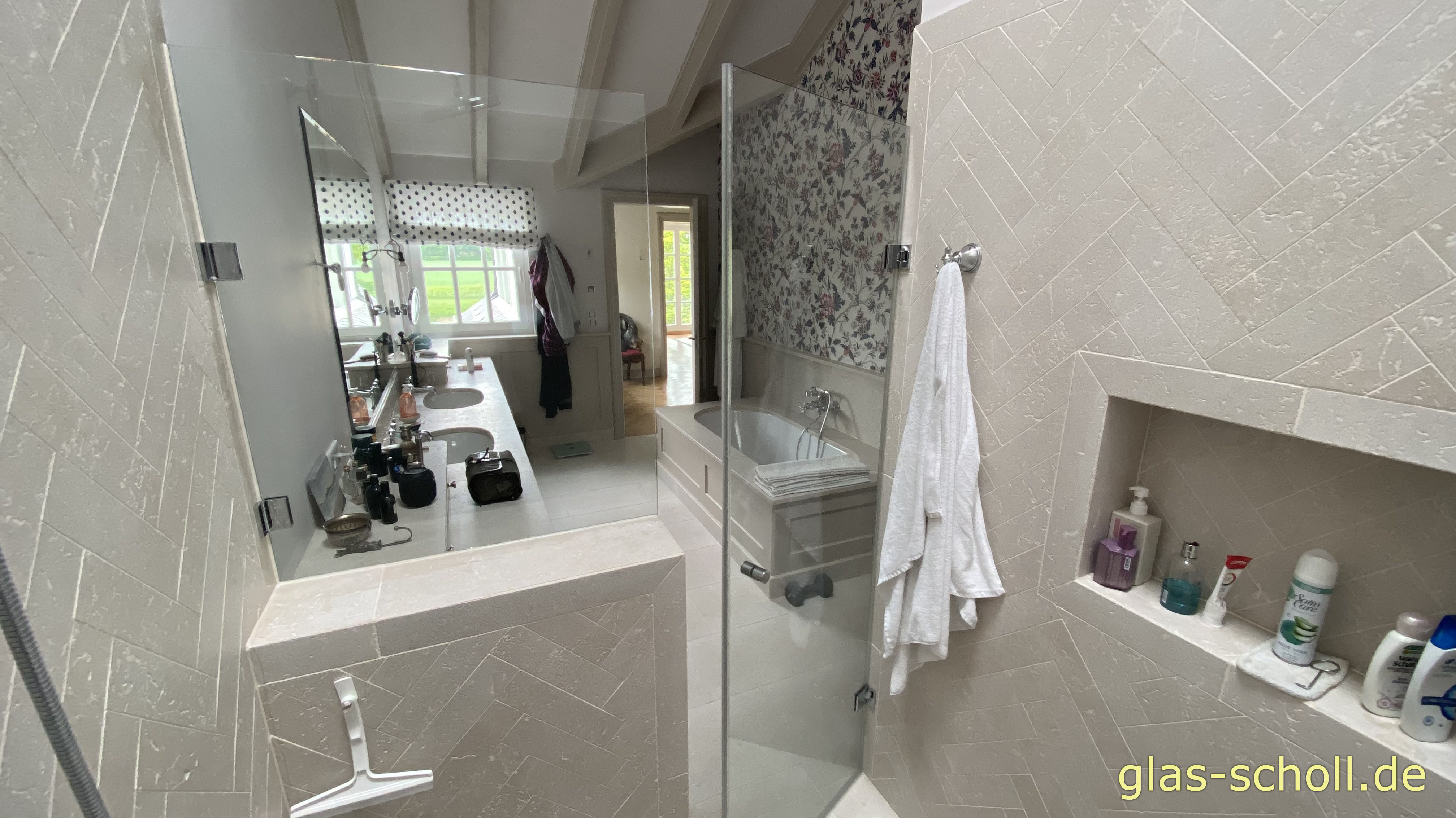 Glasdusche mit fluchtendem Festteil auf der Mauer von Glas Scholl