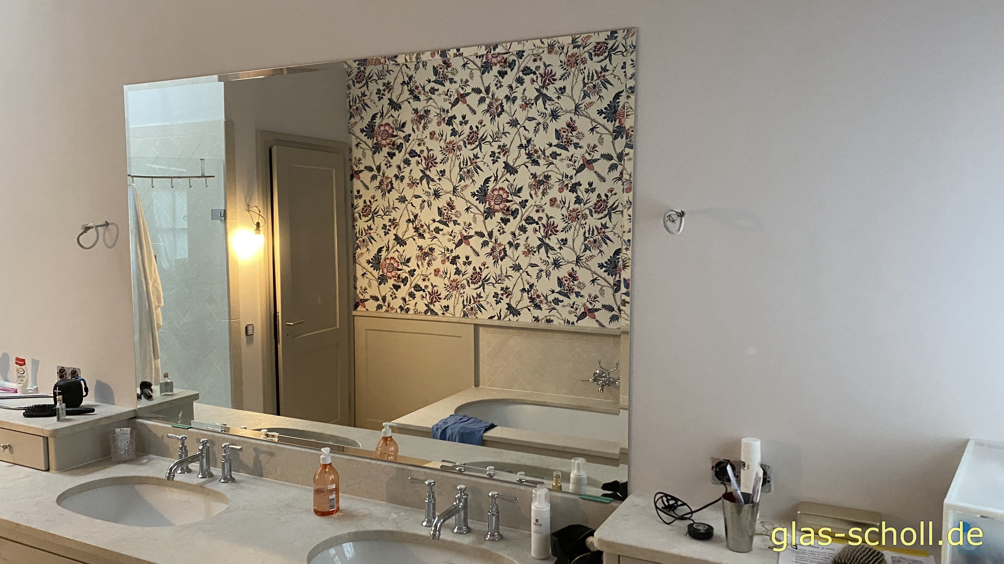 Glasdusche mit fluchtendem Festteil auf der Mauer von Glas Scholl