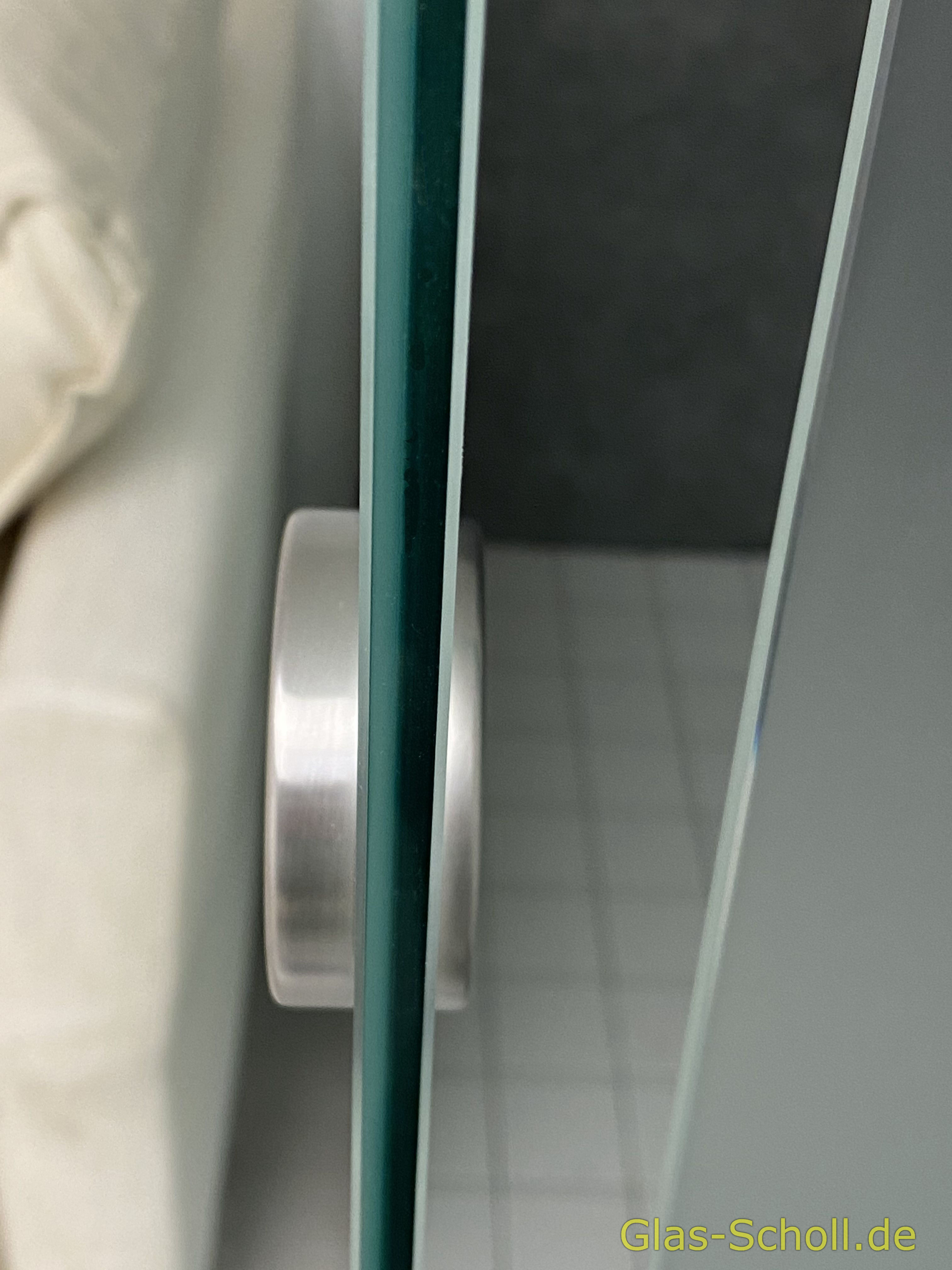 Glasschiebetür vor Dusch- und WC-Bereich von Glas Scholl