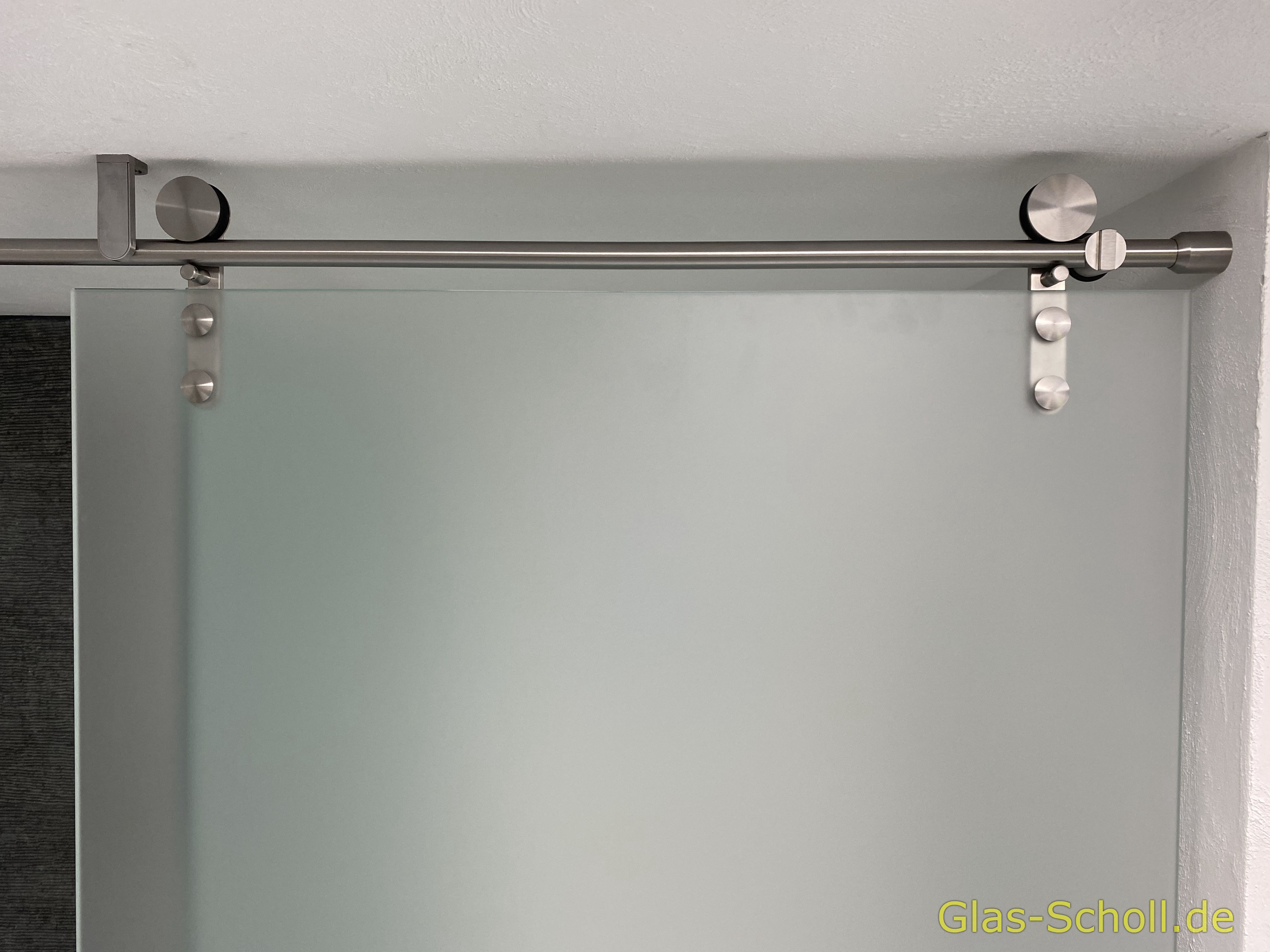Glasschiebetür vor Dusch- und WC-Bereich von Glas Scholl
