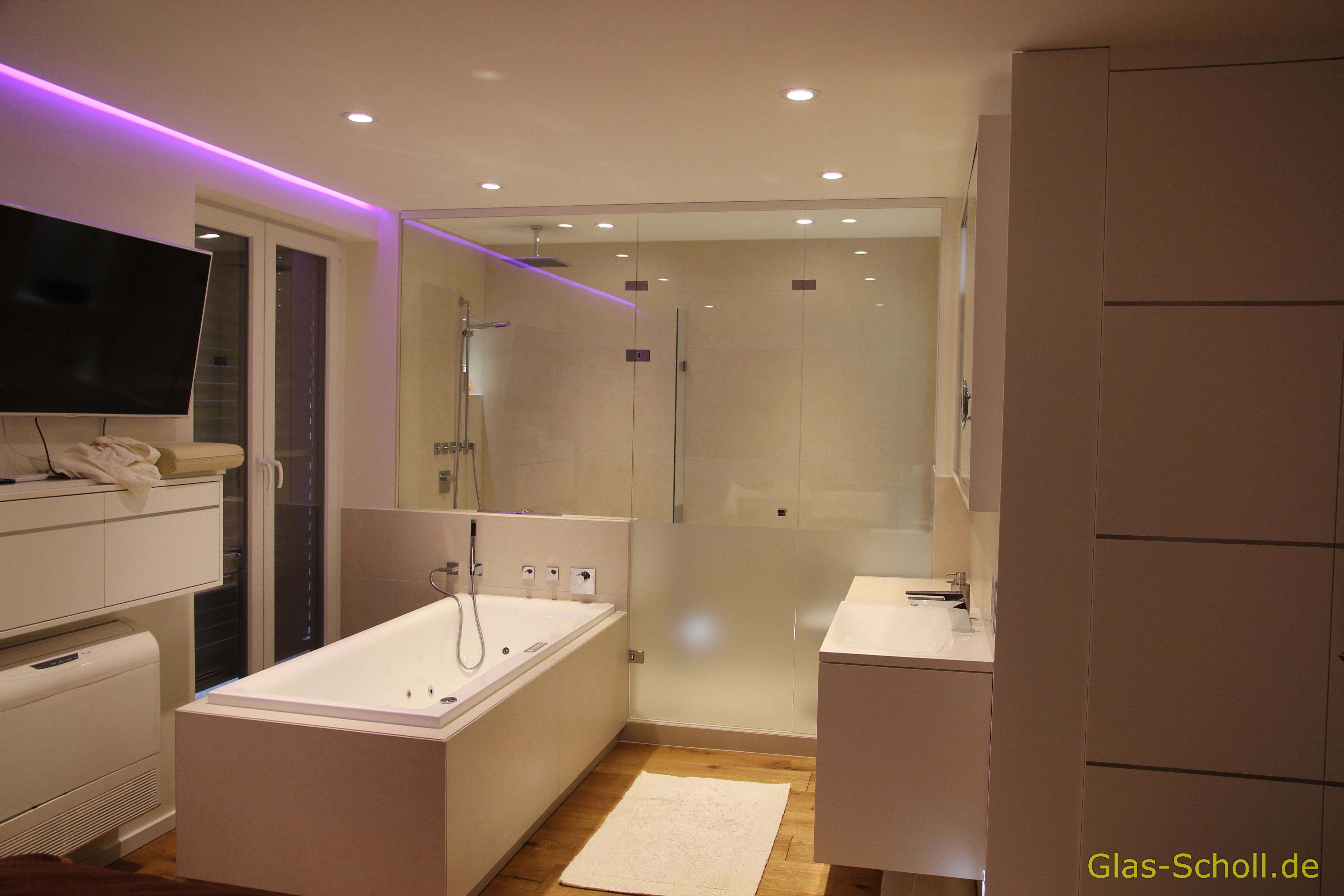 Luxus-Badezimmer mit Dusch-WC-Tür-Kombination von Glas Scholl