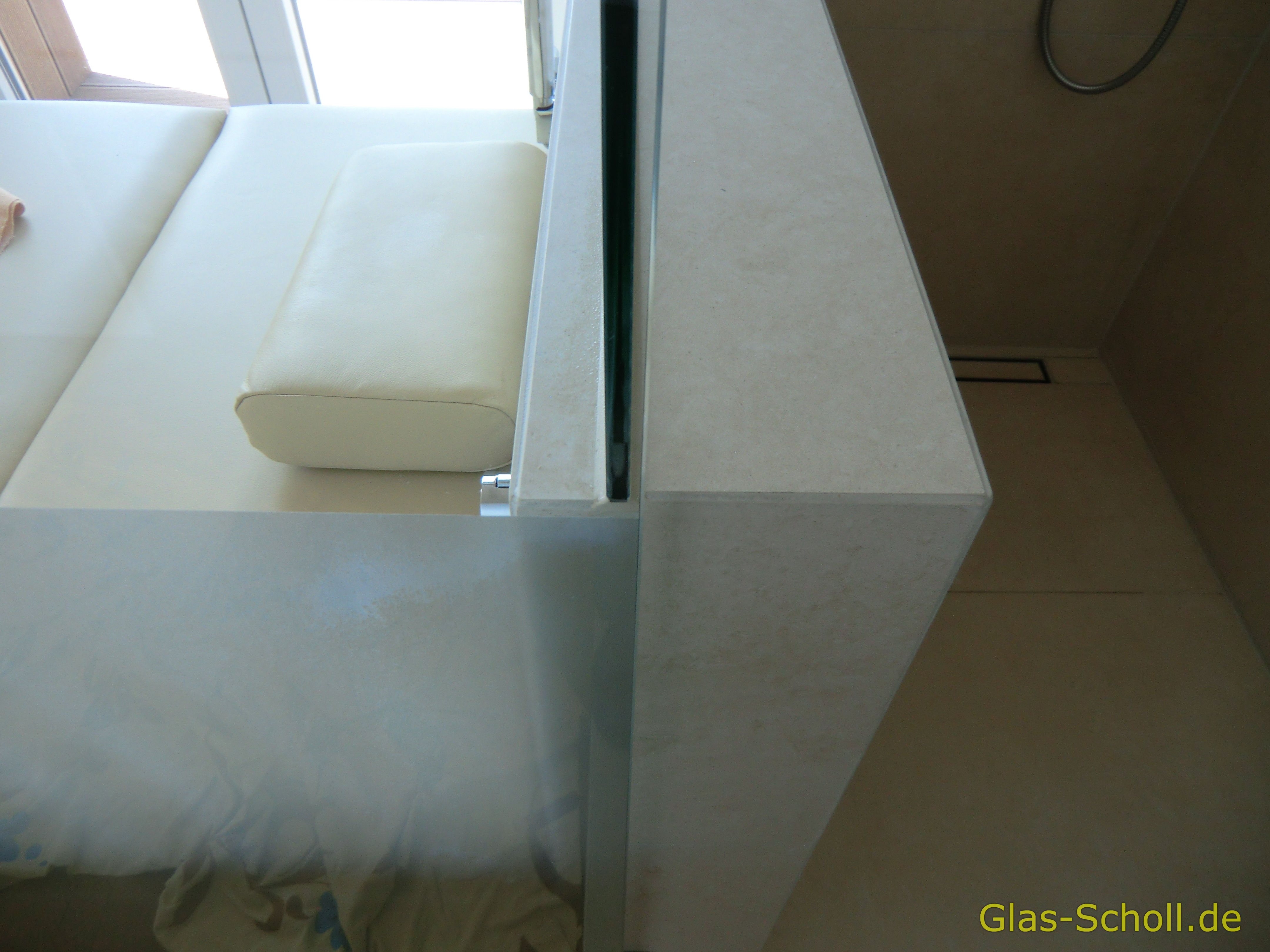 Luxus-Badezimmer mit Dusch-WC-Tür-Kombination von Glas Scholl