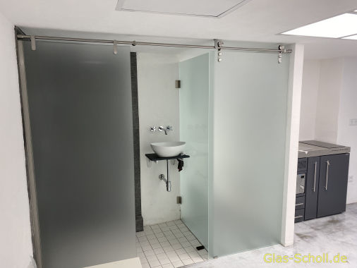 Ganzglasschiebetür vor WC bzw. Duschbereich von Glas Scholl