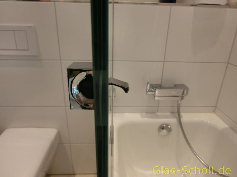 Klappdusche auf einer Wanne von Glas Scholl